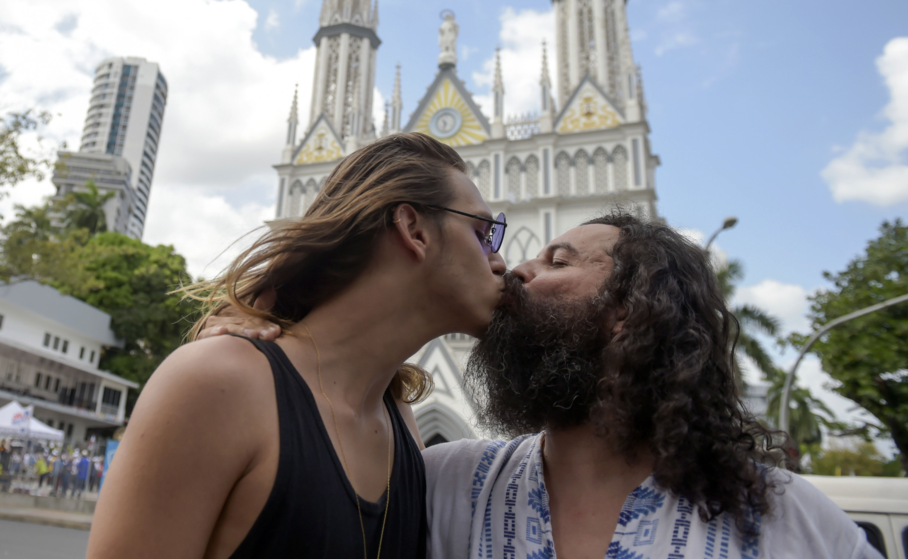 LGBT kiss-in greets Pope Francis in visit to Panama