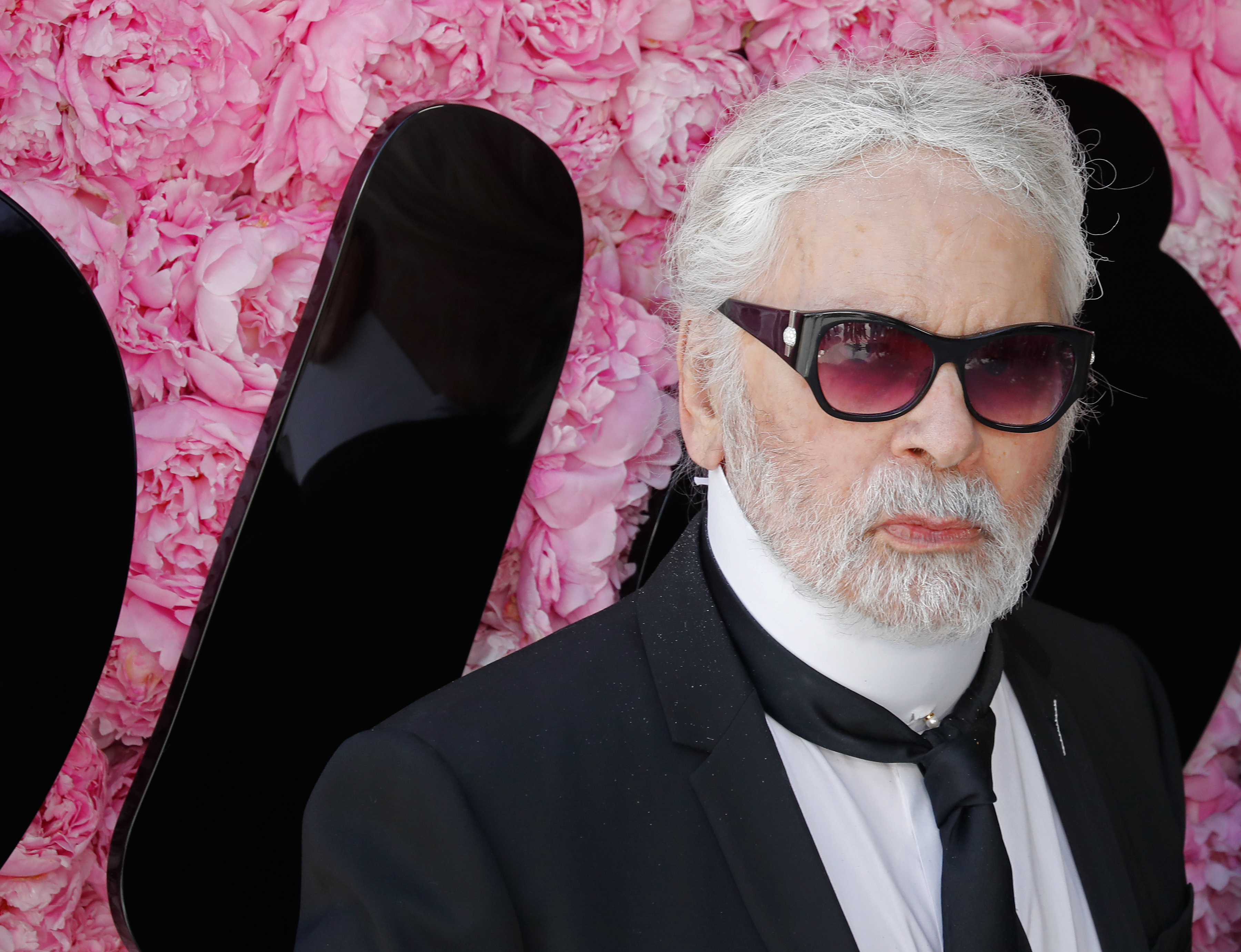 Iconic fashion designer Karl Lagerfeld dead