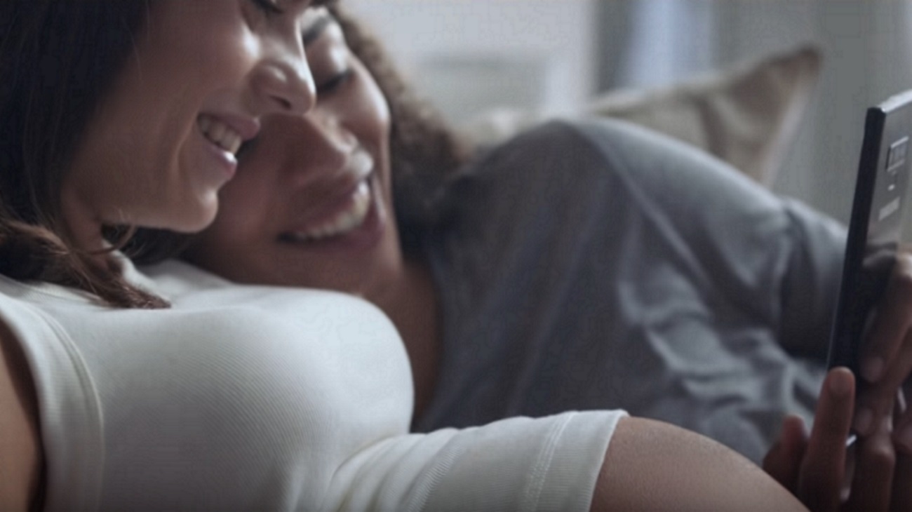 Samsung features pregnant lesbian couple in amazing new advert