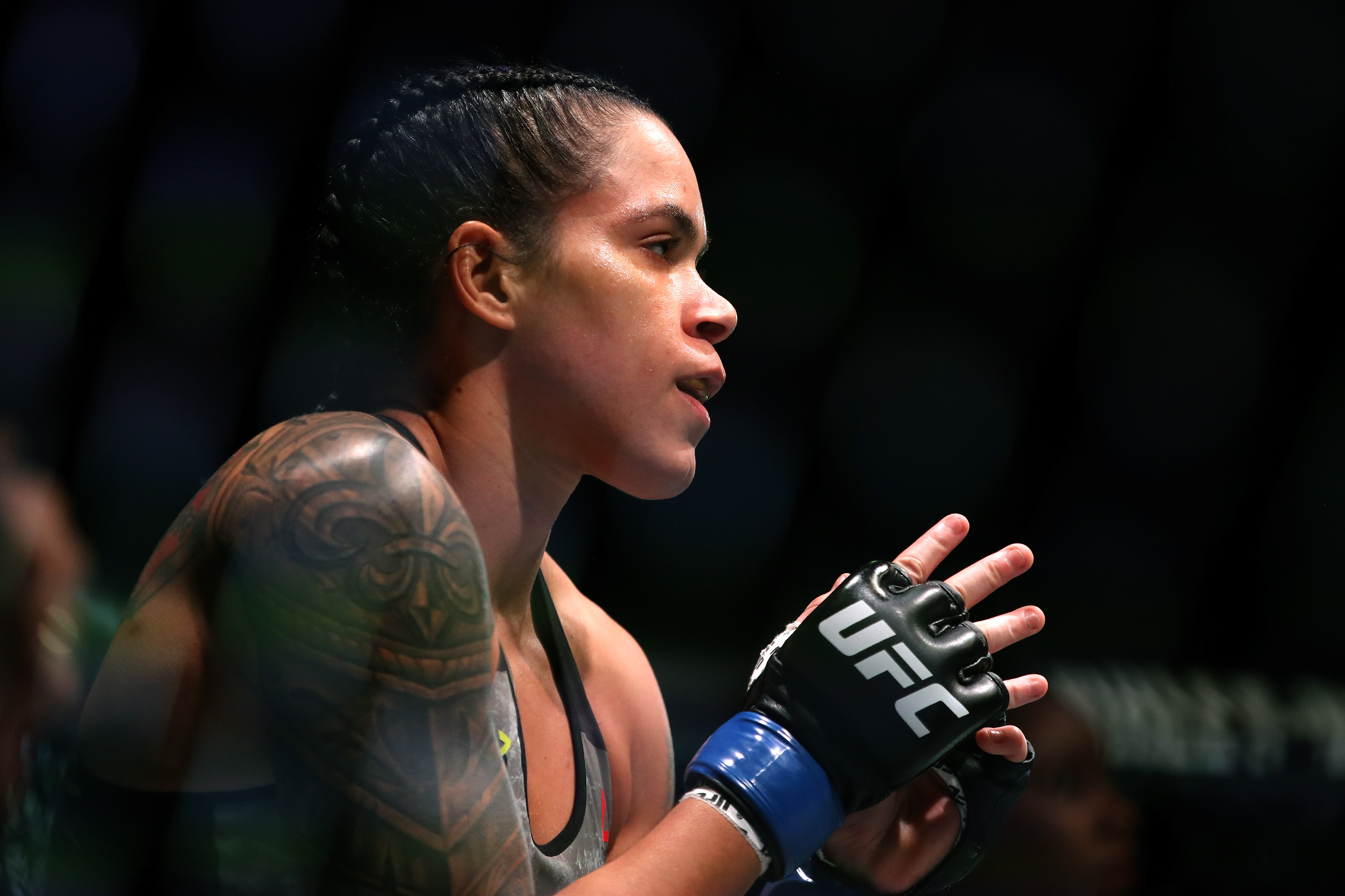 Amanda Nunes becomes UFC's first female double champion
