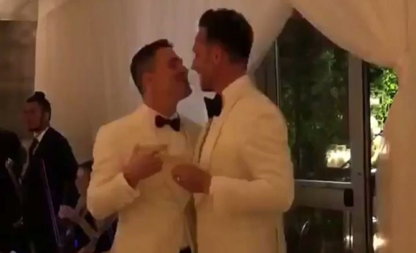 Arrow star Colton Haynes marries Jeff Leatham in beautiful Palm Springs wedding
