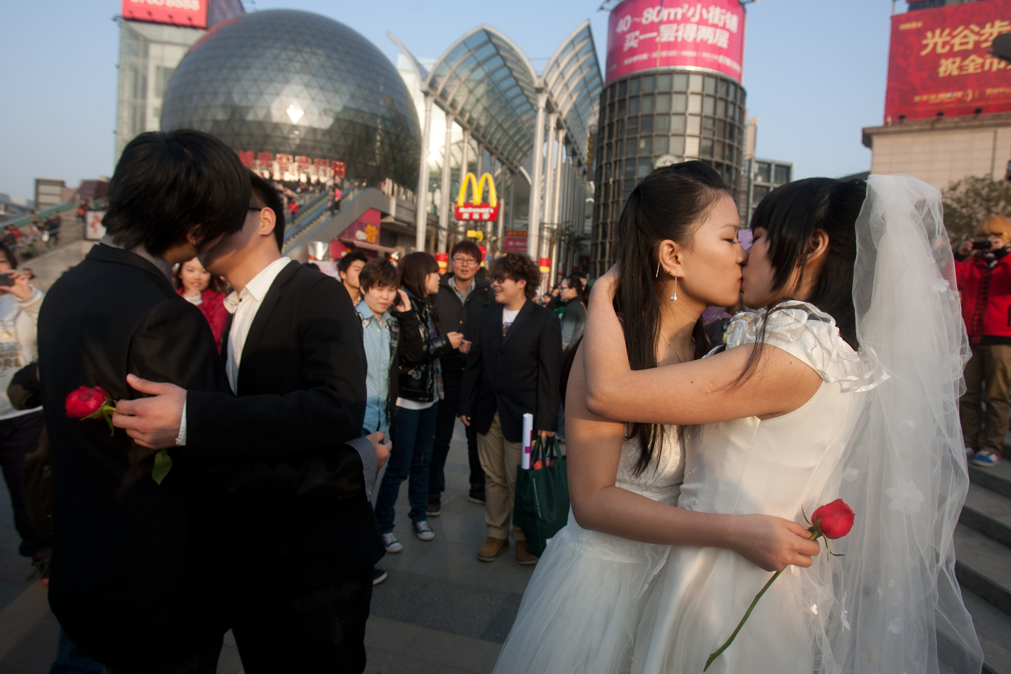 China: Gay couple marry despite warnings
