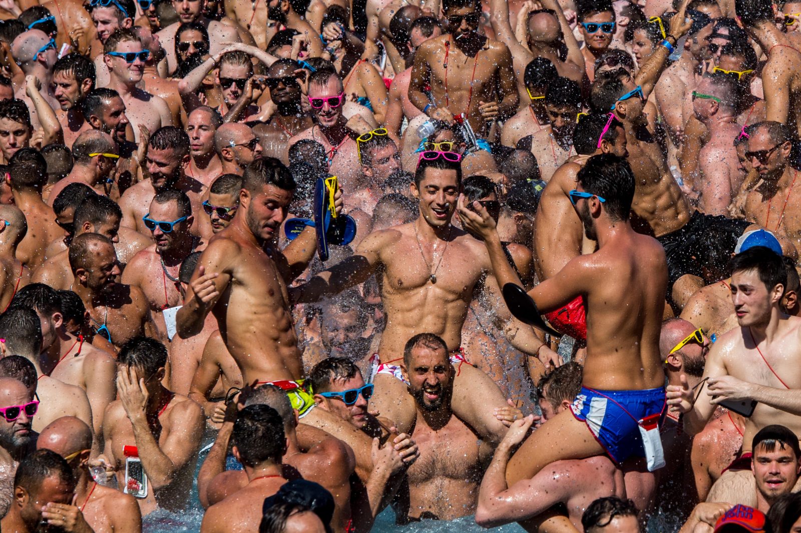 Men with muscles and money are more attractive to gay men, new study finds