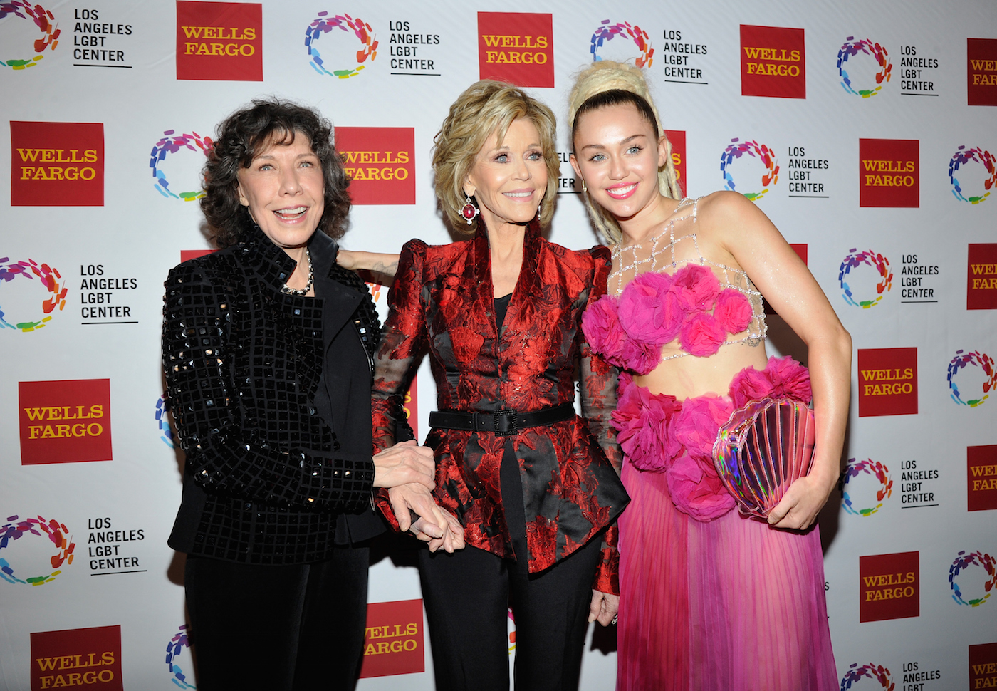 Jane Fonda kisses Miley Cyrus' stomach at LGBT awards (PICTURES)