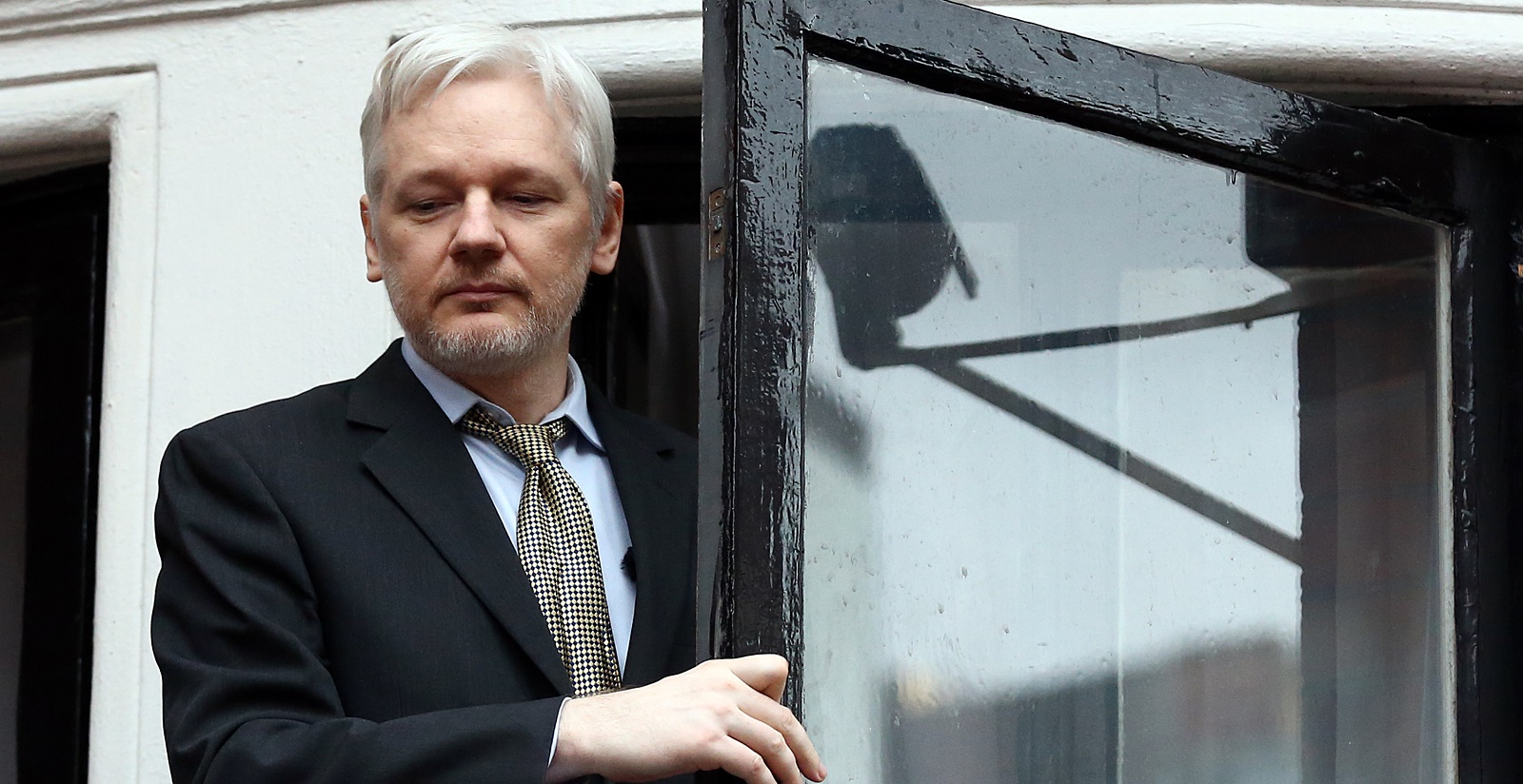 Wikileaks boss Julian Assange claims he will go to the US as Chelsea Manning sentence commuted
