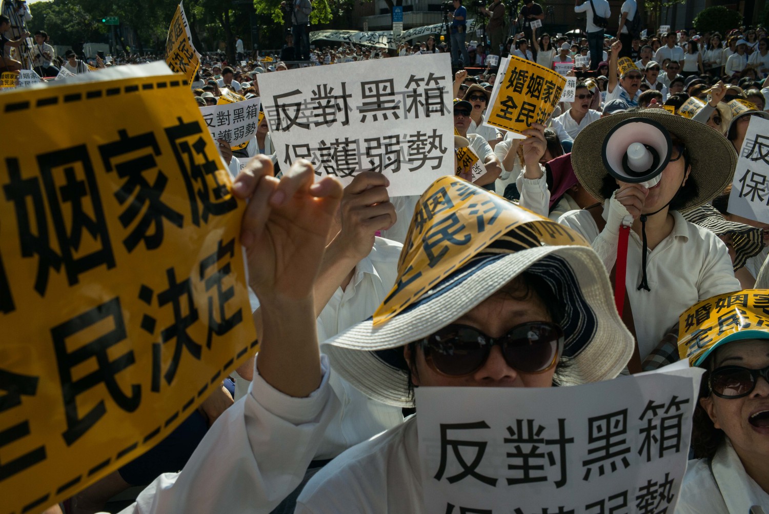 Hundreds of people are still protesting against same-sex marriage in Taiwan
