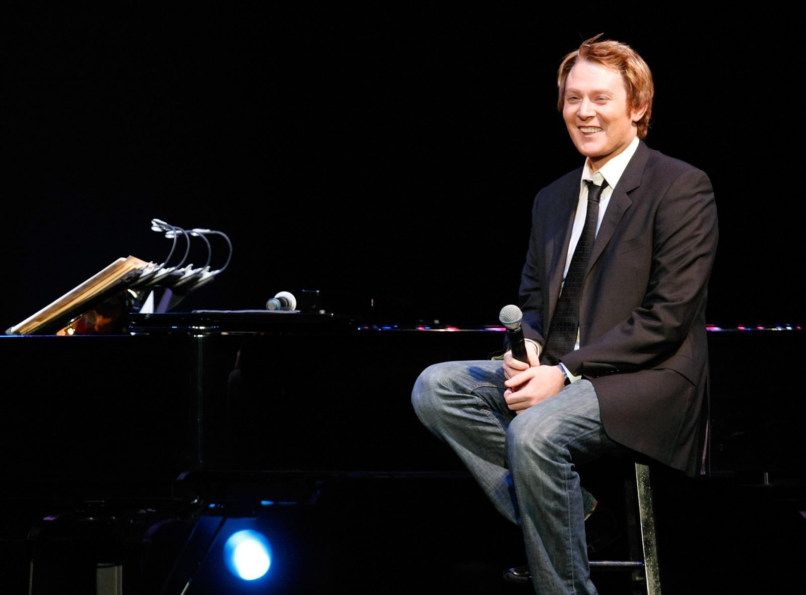 Singer Clay Aiken apologises for defending Trump