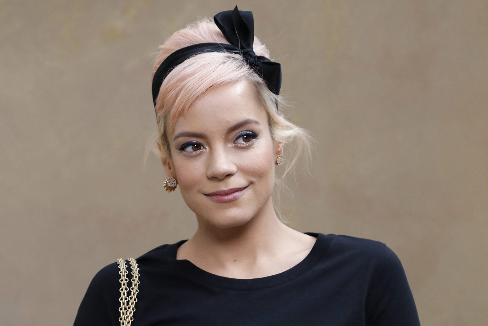 Lily Allen opens up on sleeping with female escorts while on tour