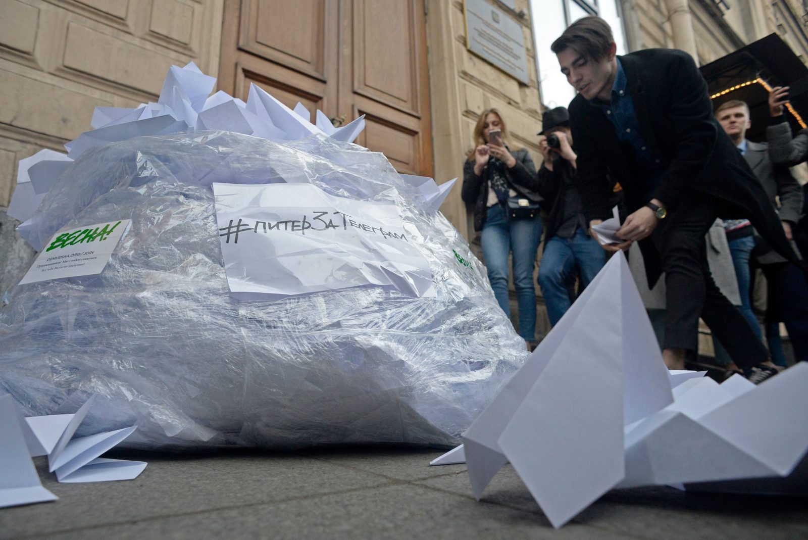 Russians troll media regulator by classifying their building as a closed-down gay bar on Google Maps