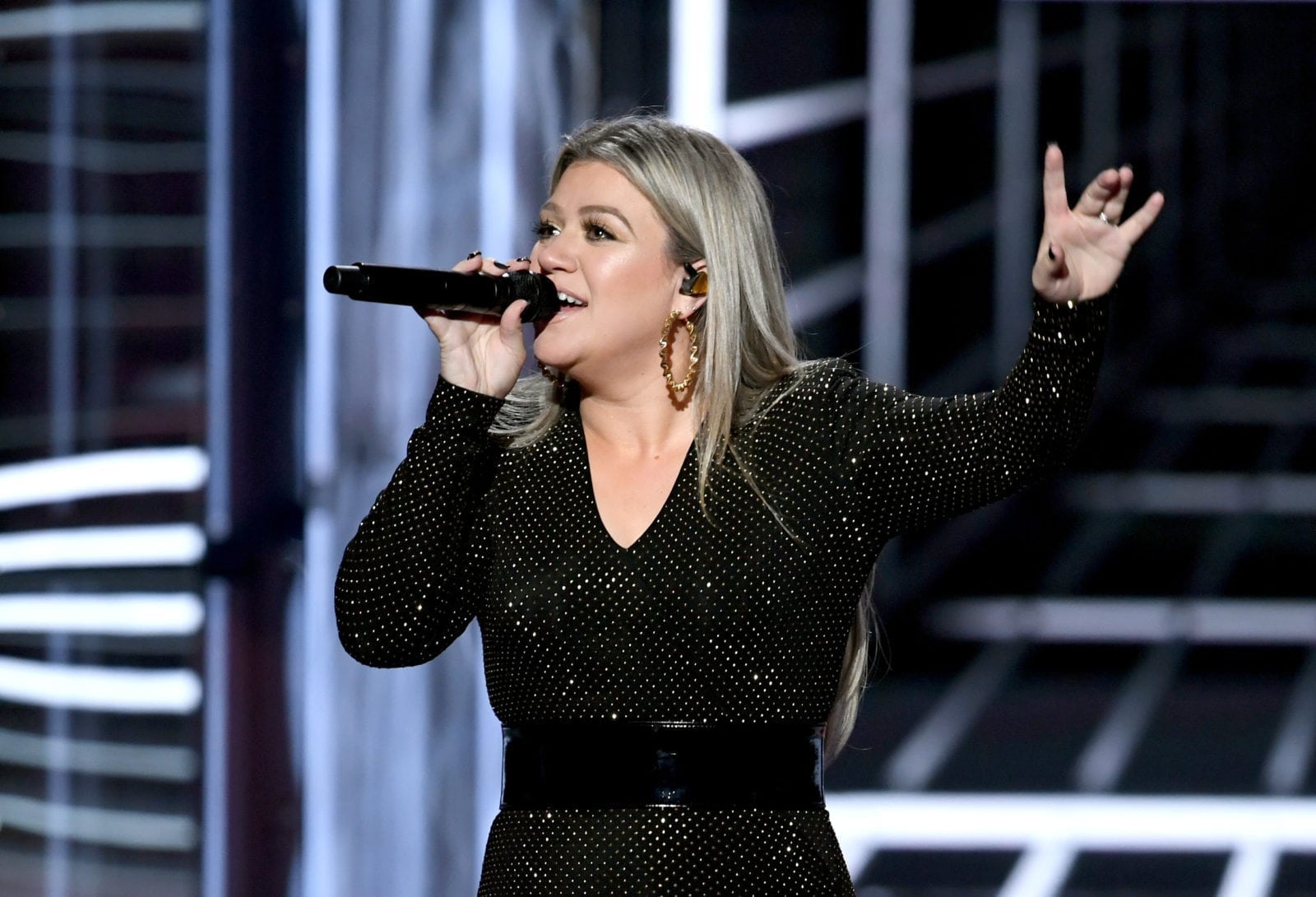 Kelly Clarkson destroys anti-gay fan - with love