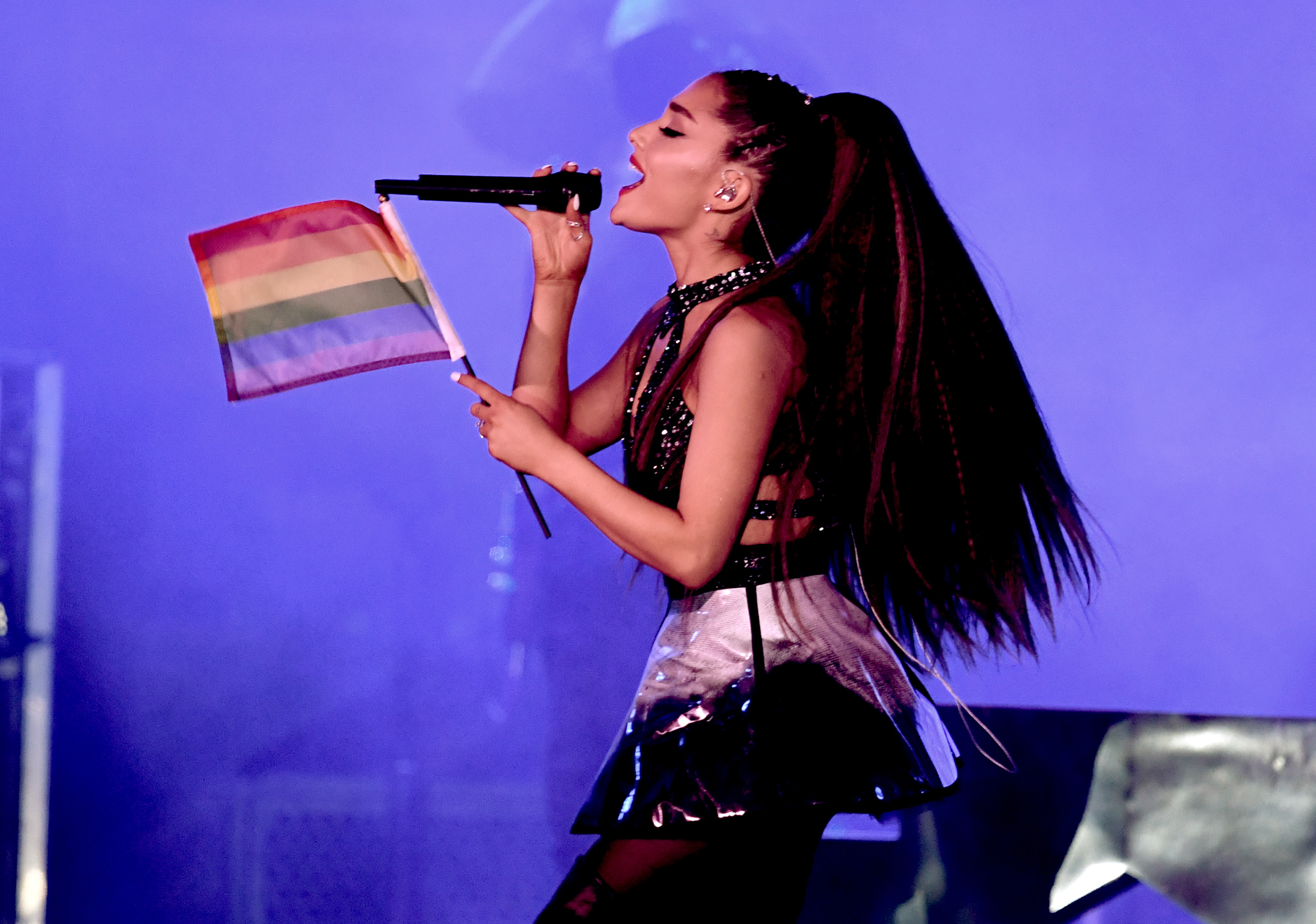Fans think Ariana Grande just came out as lesbian in new song