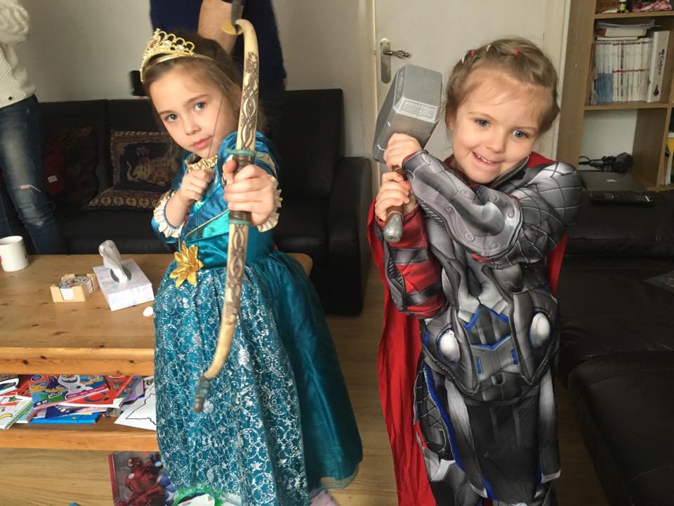 Girl wearing Thor costume gets called a lesbian—her dad masterfully takes down the homophobic troll