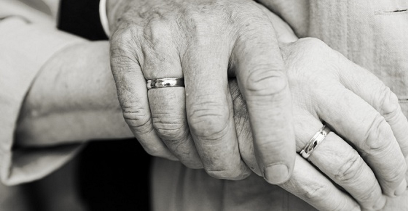 How old does the average person live to and do women live longer than men?