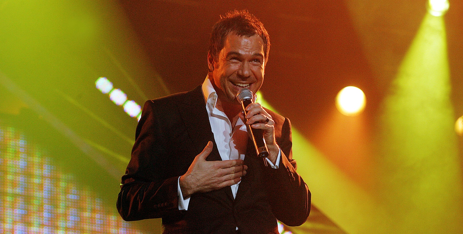 Steve Brookstein, who won a singing competition 16 years ago, claims 5G 'gives you AIDS' in bizarre and offensive rant