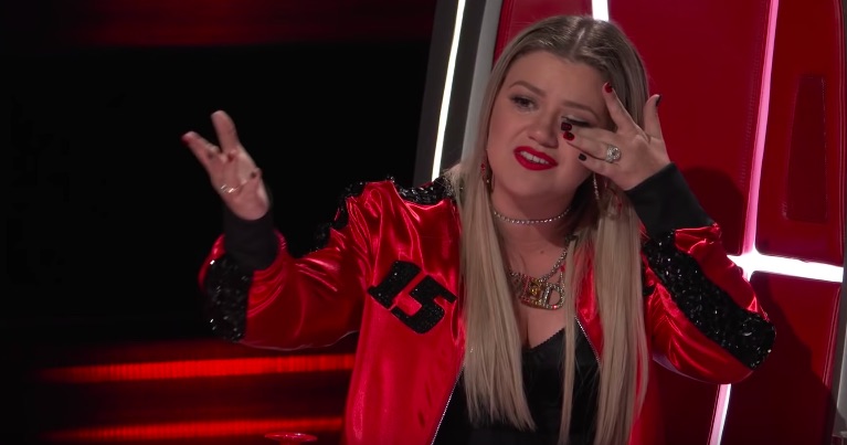 Kelly Clarkson tears up after gay couple duet on 'The Voice'