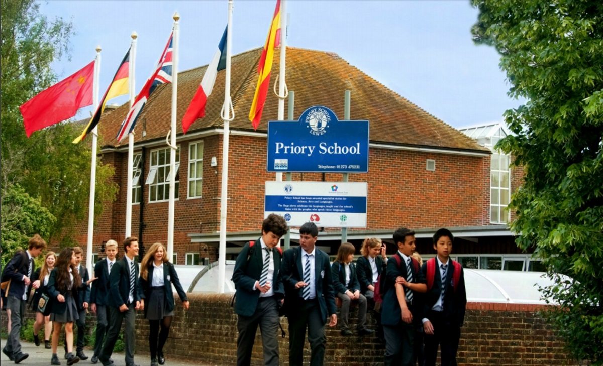 School bans skirts to go gender-neutral
