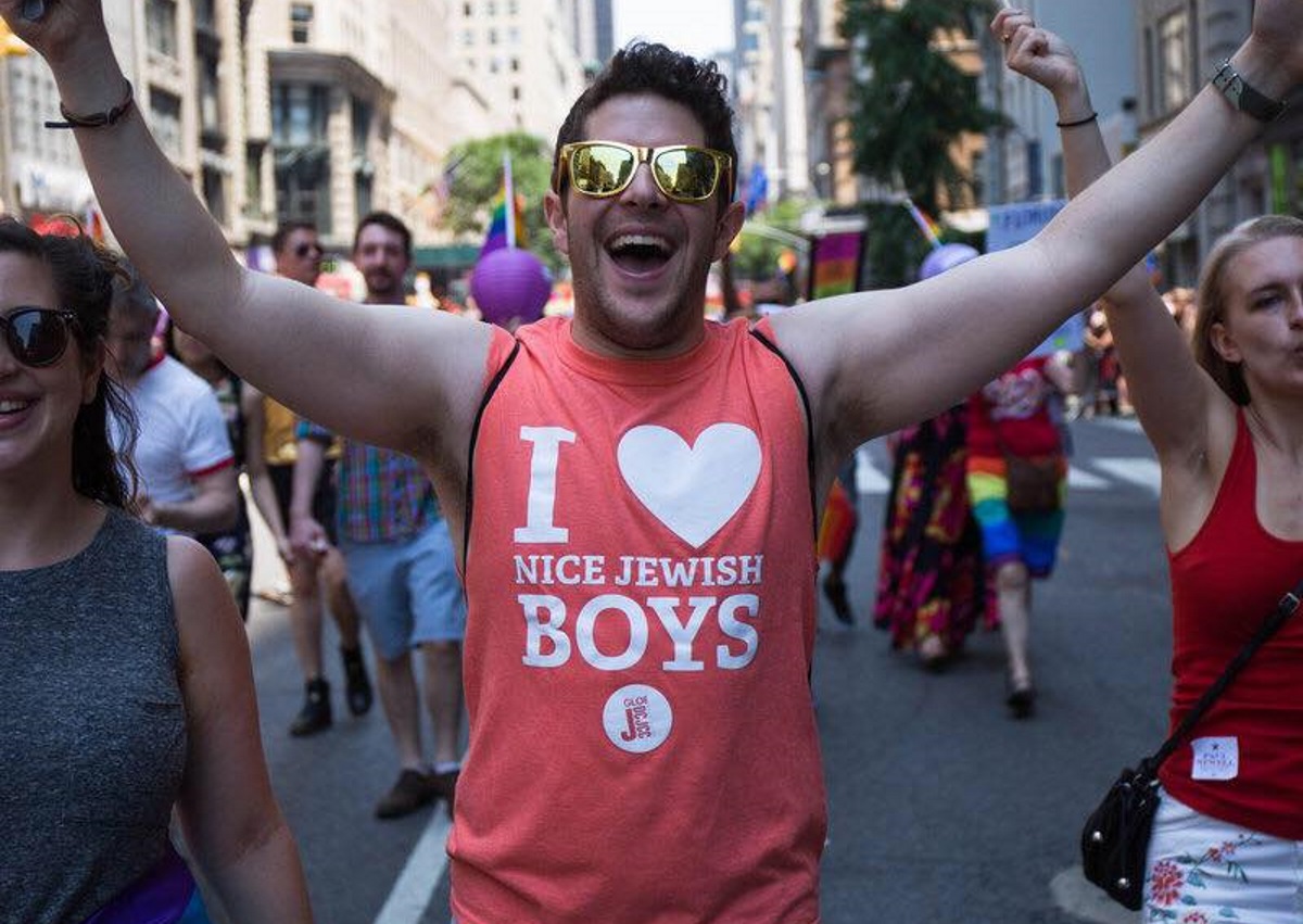 Gay rabbi in training sues Jerusalem pizzeria for not serving him