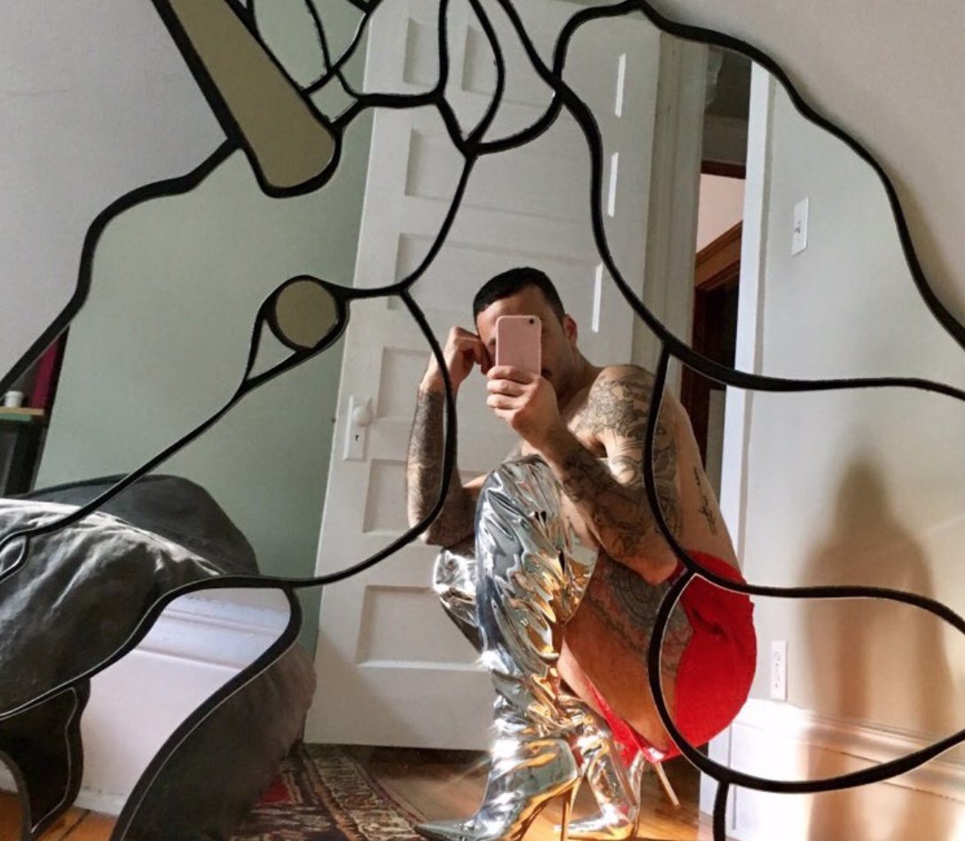 This guy landed a date after his mum sent his 'thirst trap' pictures to a carpenter