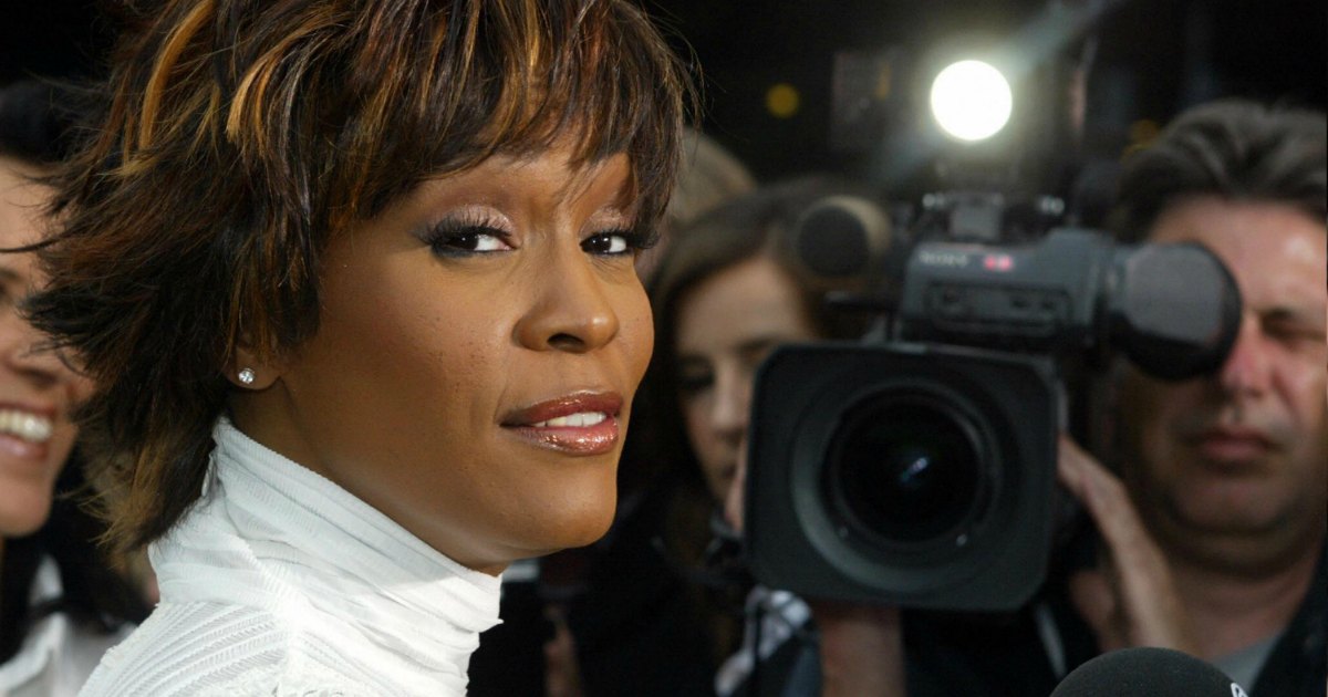 Whitney Houston's close friends say she 'was in a lesbian relationship with her assistant'
