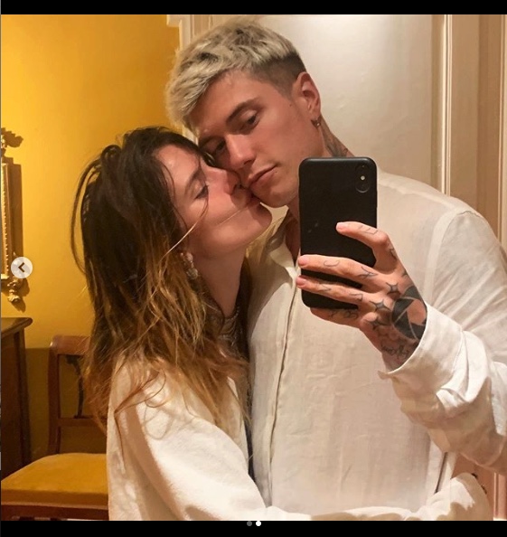 Bella Thorne shares pics kissing boyfriend Benjamin Mascolo after Mod Sun feud