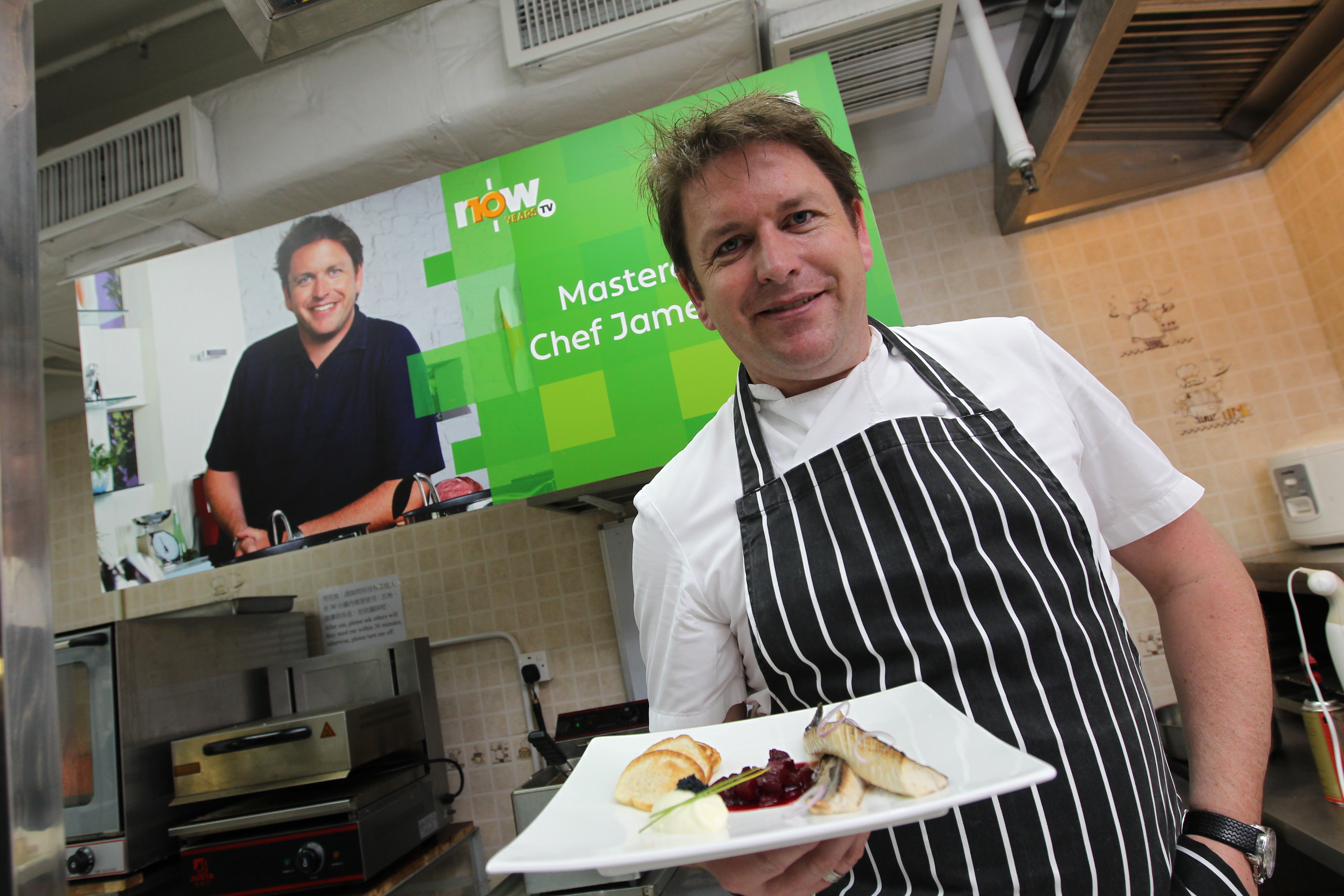 TV chef James Martin is getting roasted by the internet for saying he now identifies as an otter