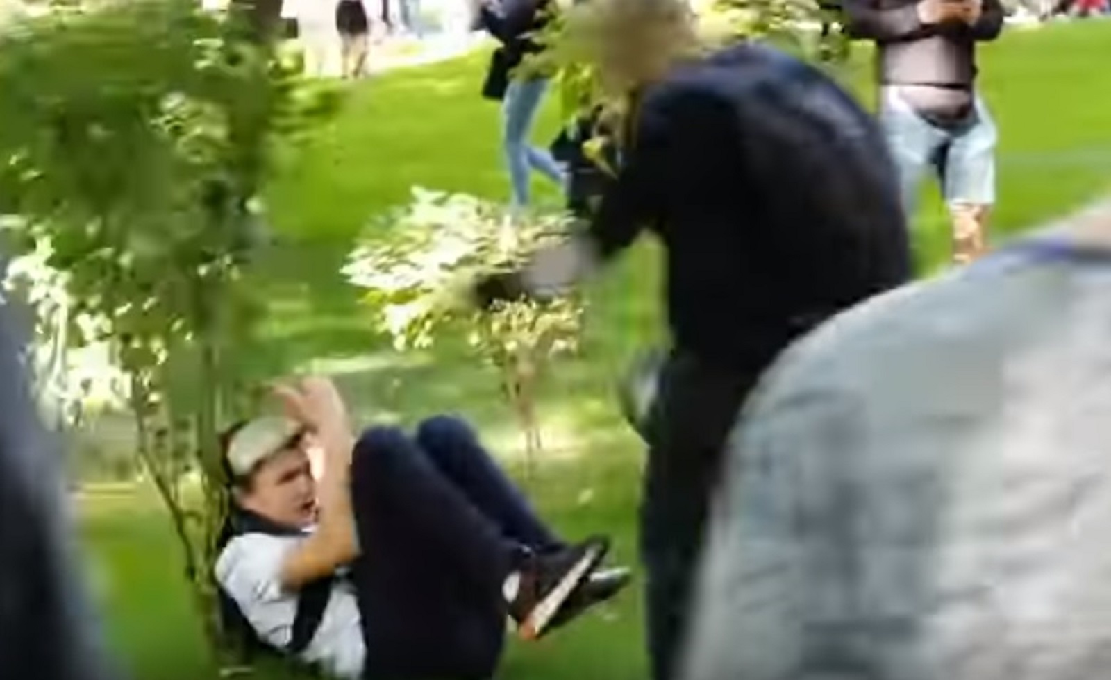 Photographer rescues boy from gang of violent anti-gay thugs in disturbing video