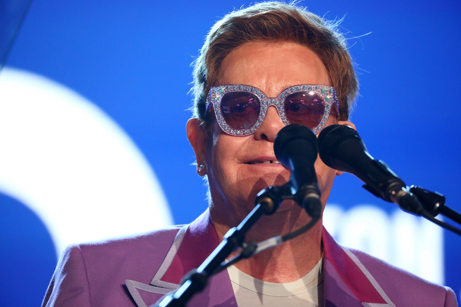 Elton John has leapt to the defence of Ellen DeGeneres over her friendship with George Bush