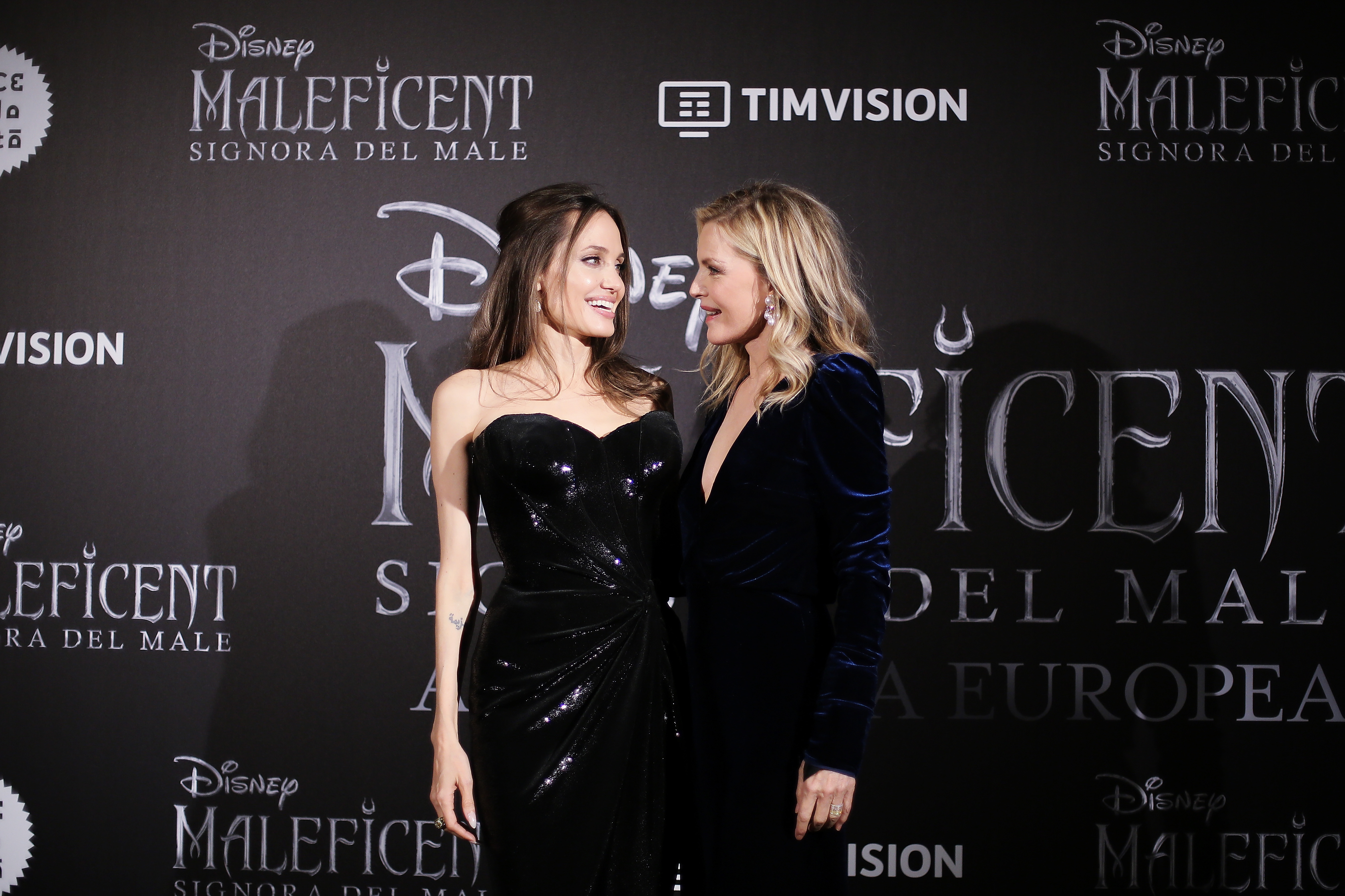 Angelina Jolie and Michelle Pfeiffer just kissed and the queers stan