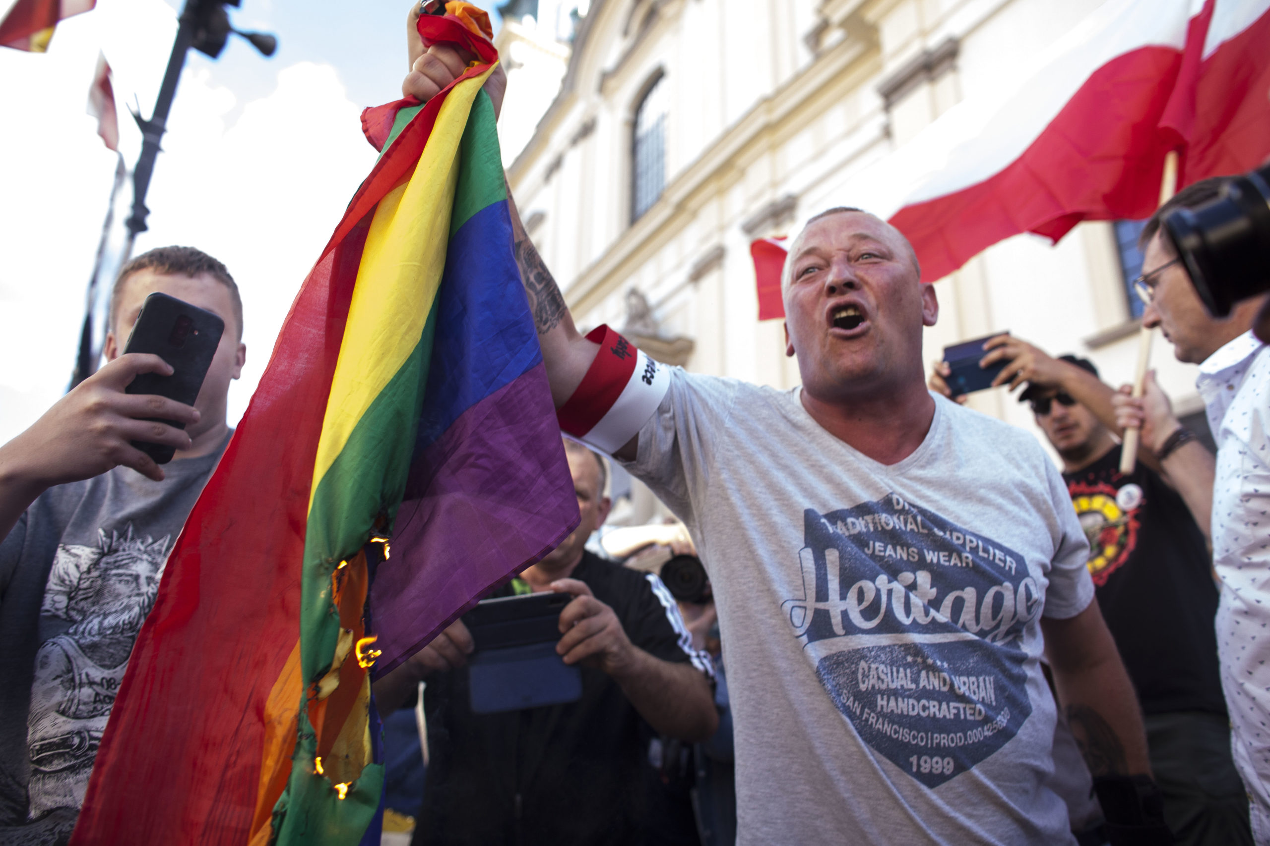 Far-right Polish thugs mark the anniversary of the Warsaw Uprising by burning Pride flags