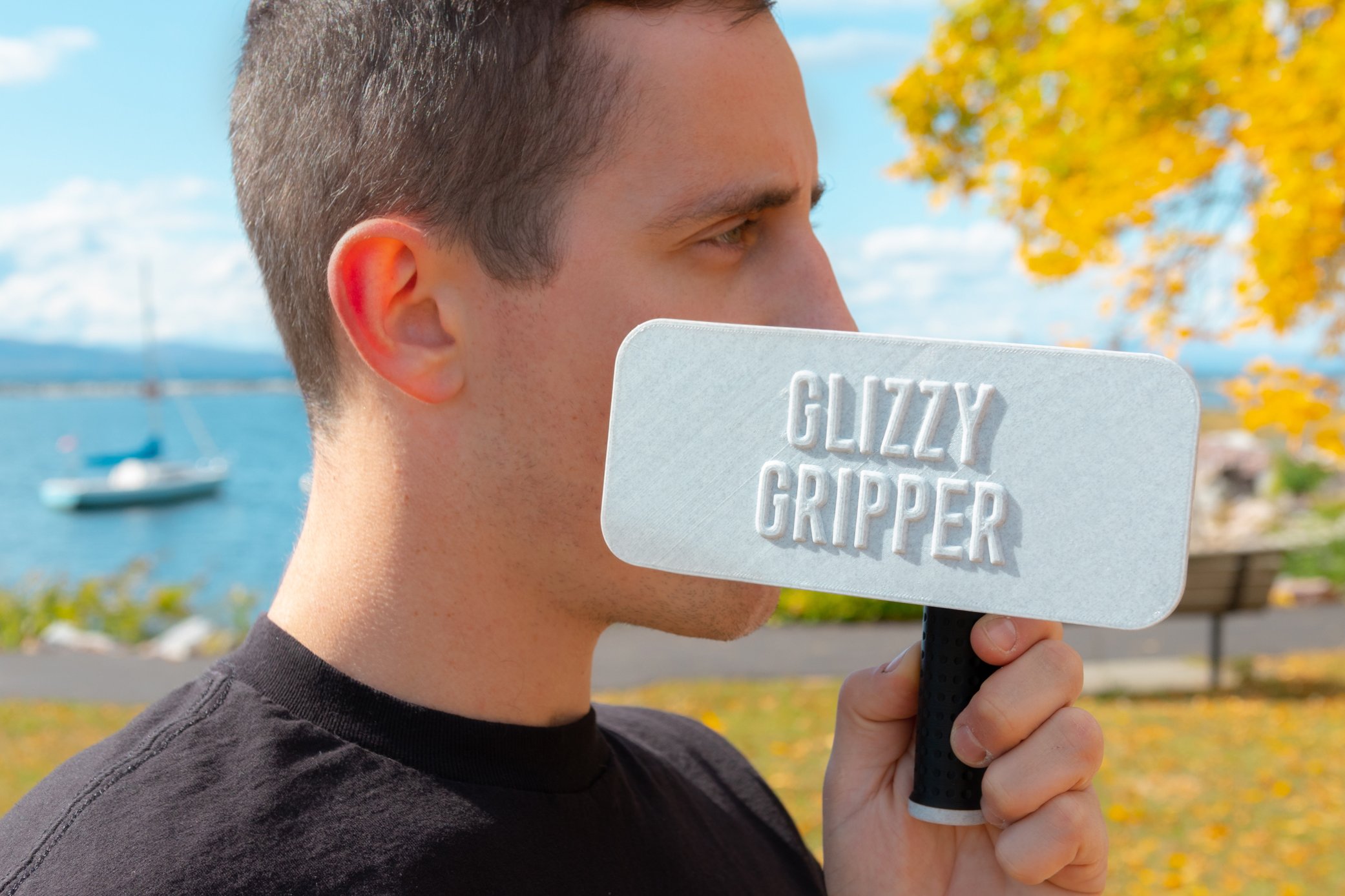 Gay guy invents 'hot dog privacy screen' for self-conscious straight men to chow down on weiners