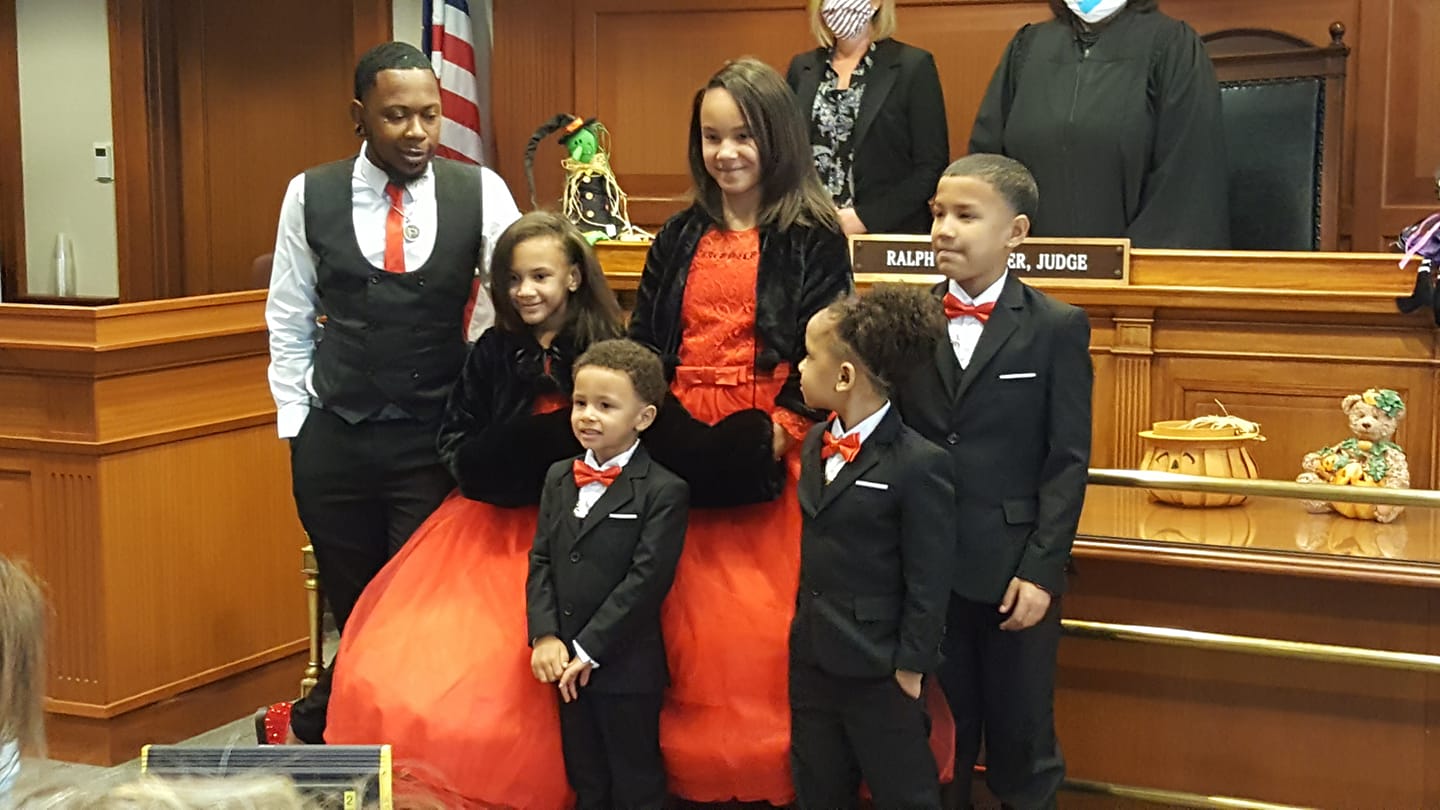Heroic dad found out his three foster kids had two more siblings. He adopted all five so they could be together