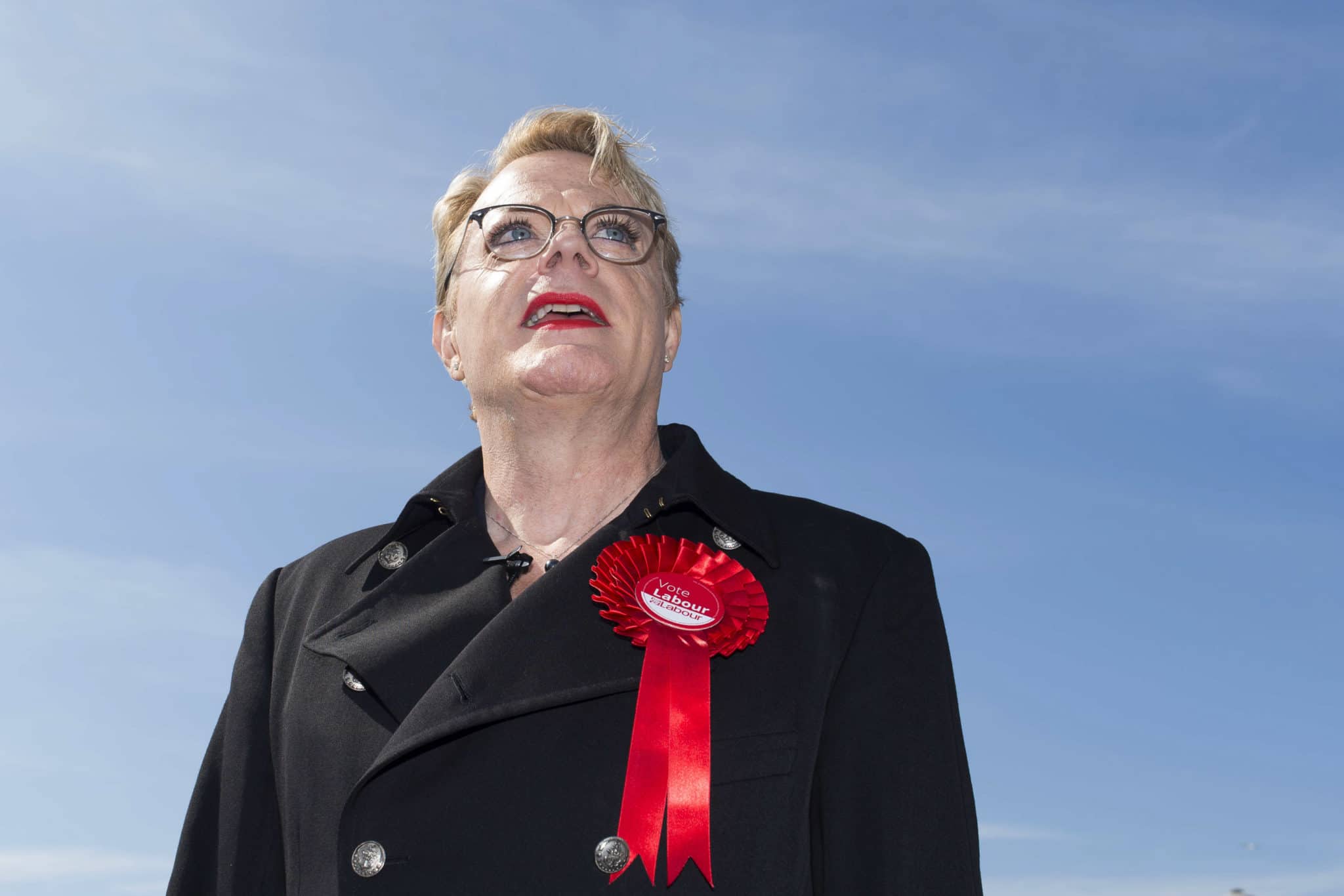 Yes, Eddie Izzard is using 'she' and 'her' pronouns. And it's her right to define however she wants