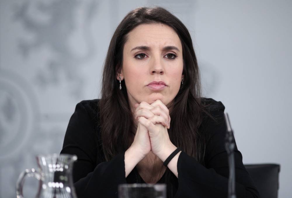 Irene Montero giving a press conference