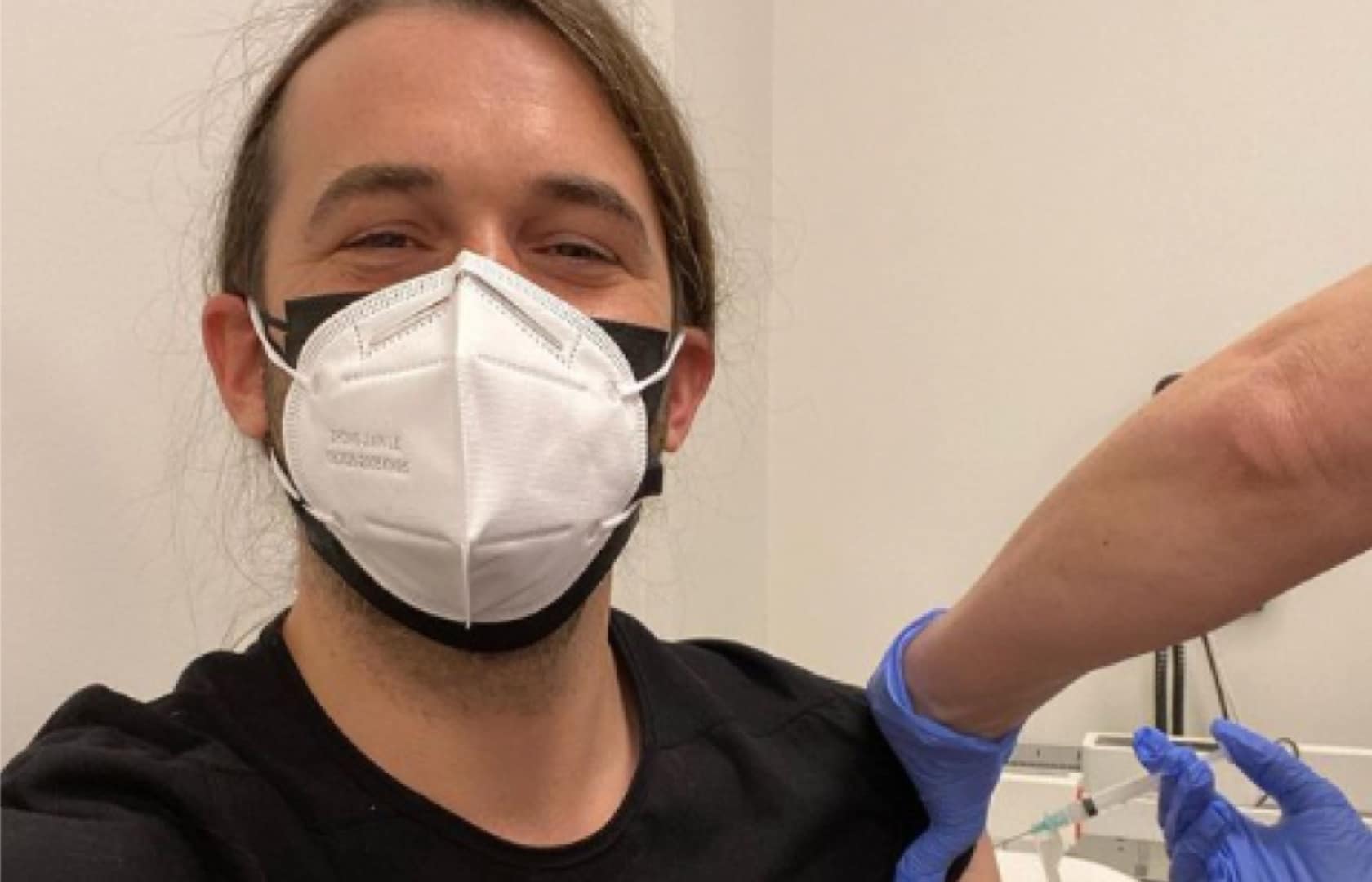 Jonathan Van Ness shares gorgeous COVID vaccine moment to make a very important point