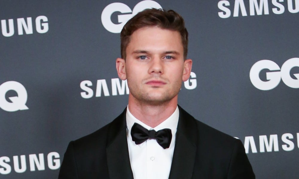 DC casts Jeremy Irvine as gay superhero Green Lantern. Y'know, the guy from that awful Stonewall film