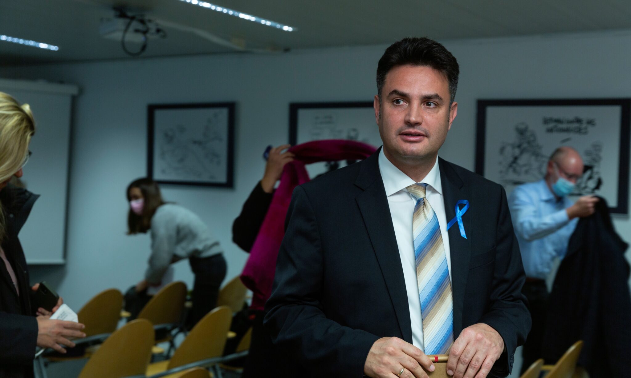 Right-wing politician backed by the left to finally oust Viktor Orbán in Hungary election