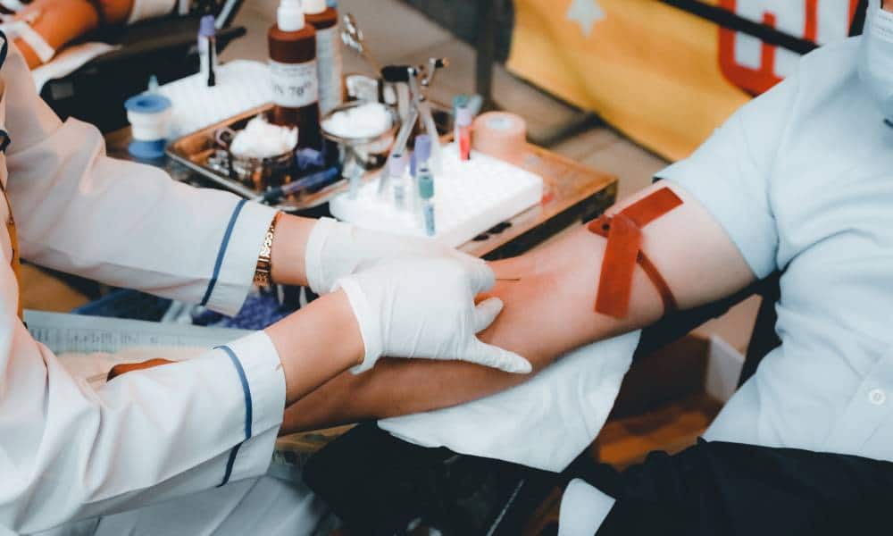 US officials urged to throw out discriminatory queer blood ban amid 'national crisis'