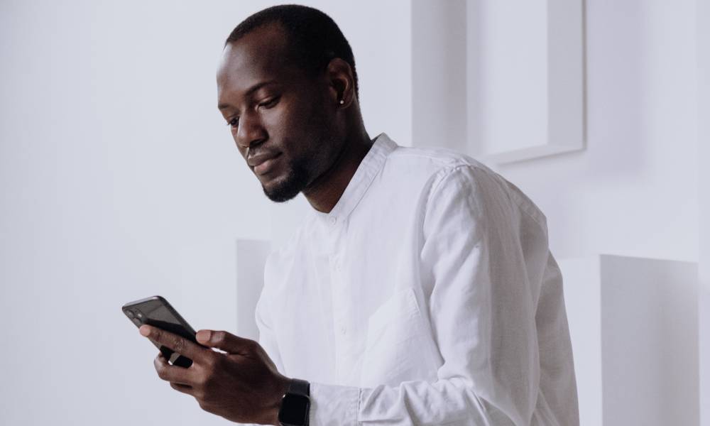 Apple adds gender-neutral Siri option voiced by queer person. Meet 'Quinn'