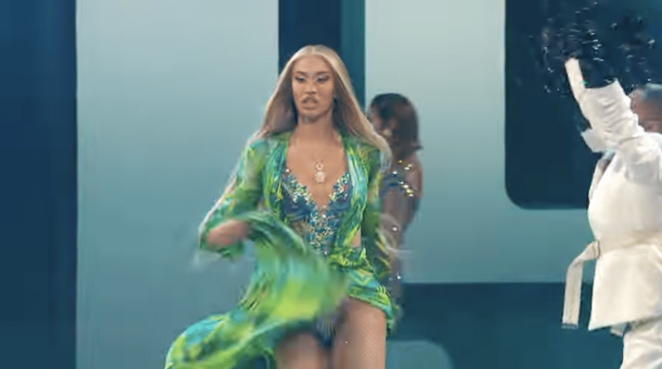 Drag queen hits the stage during Jennifer Lopez