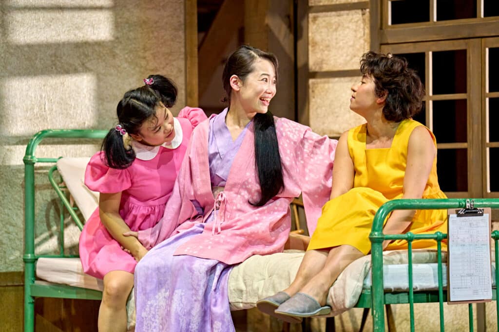 Mei Mac (L) Haruka Abe as Yasuko and Ami Okumura Jones (R). (Manuel Harlan/RSC/Nippon TV)
