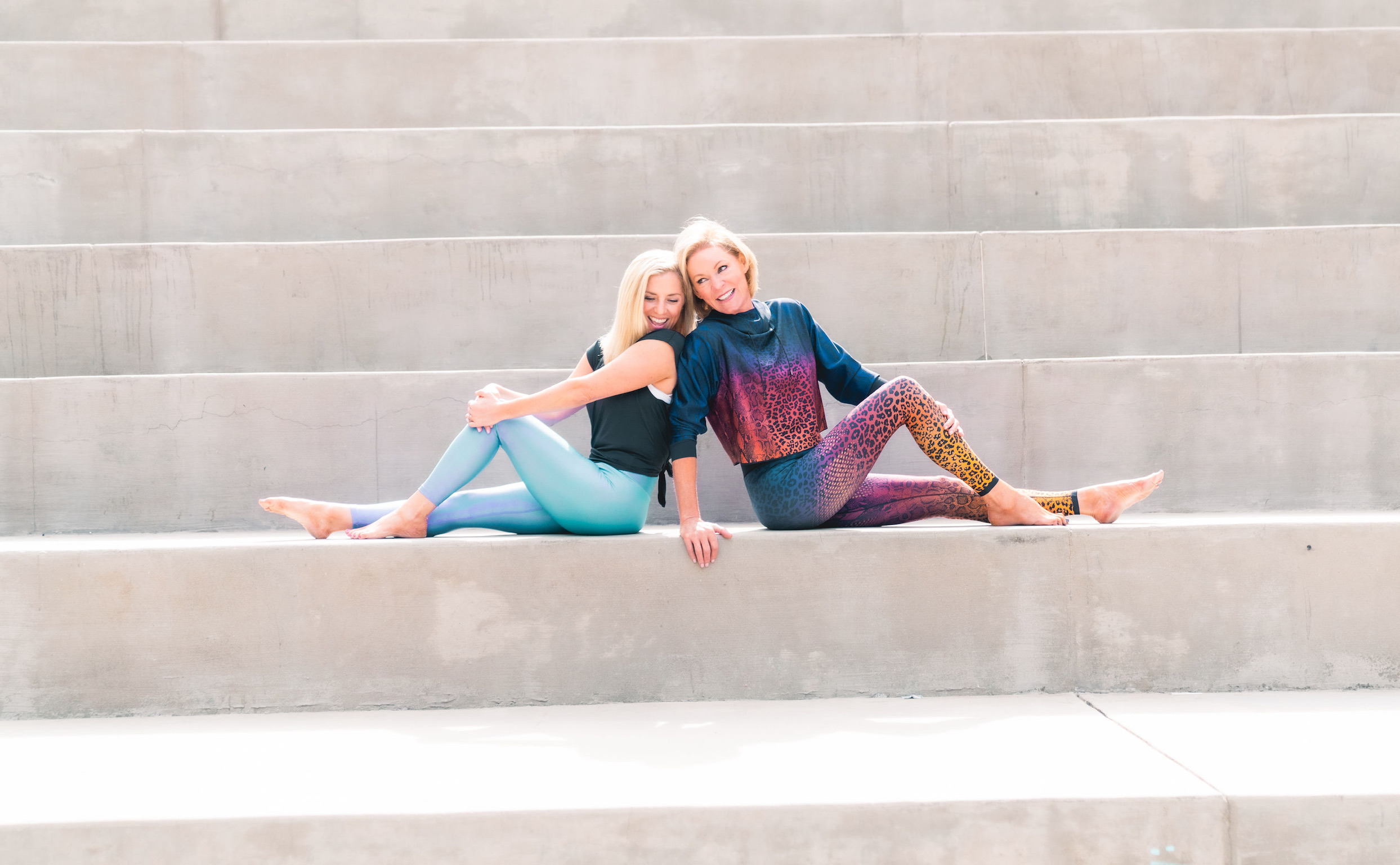 Liz (R) with Lee (L). they are pictured here siting on steps back to back.