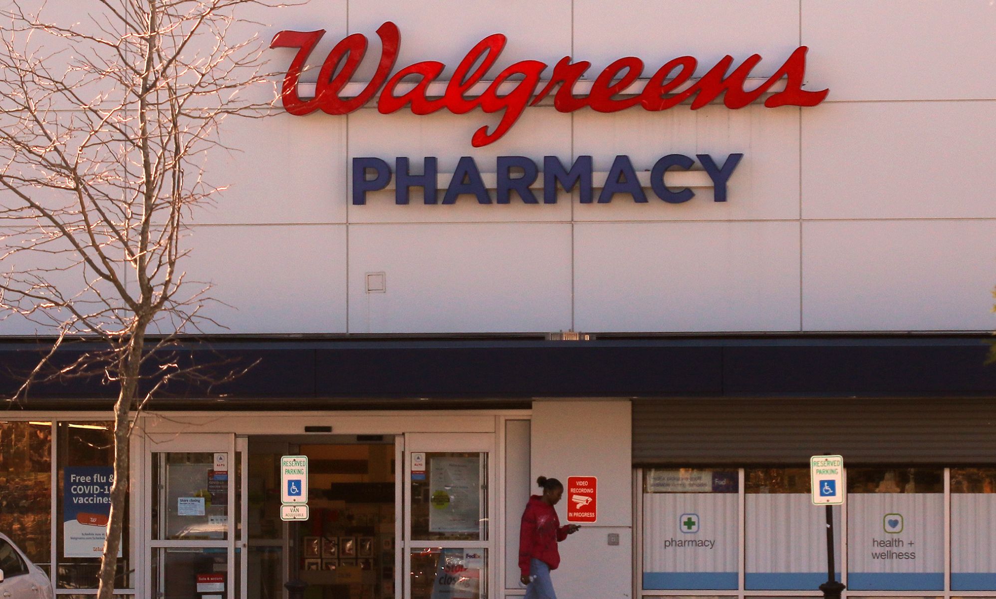 The front of a US Walgreens Pharmacy
