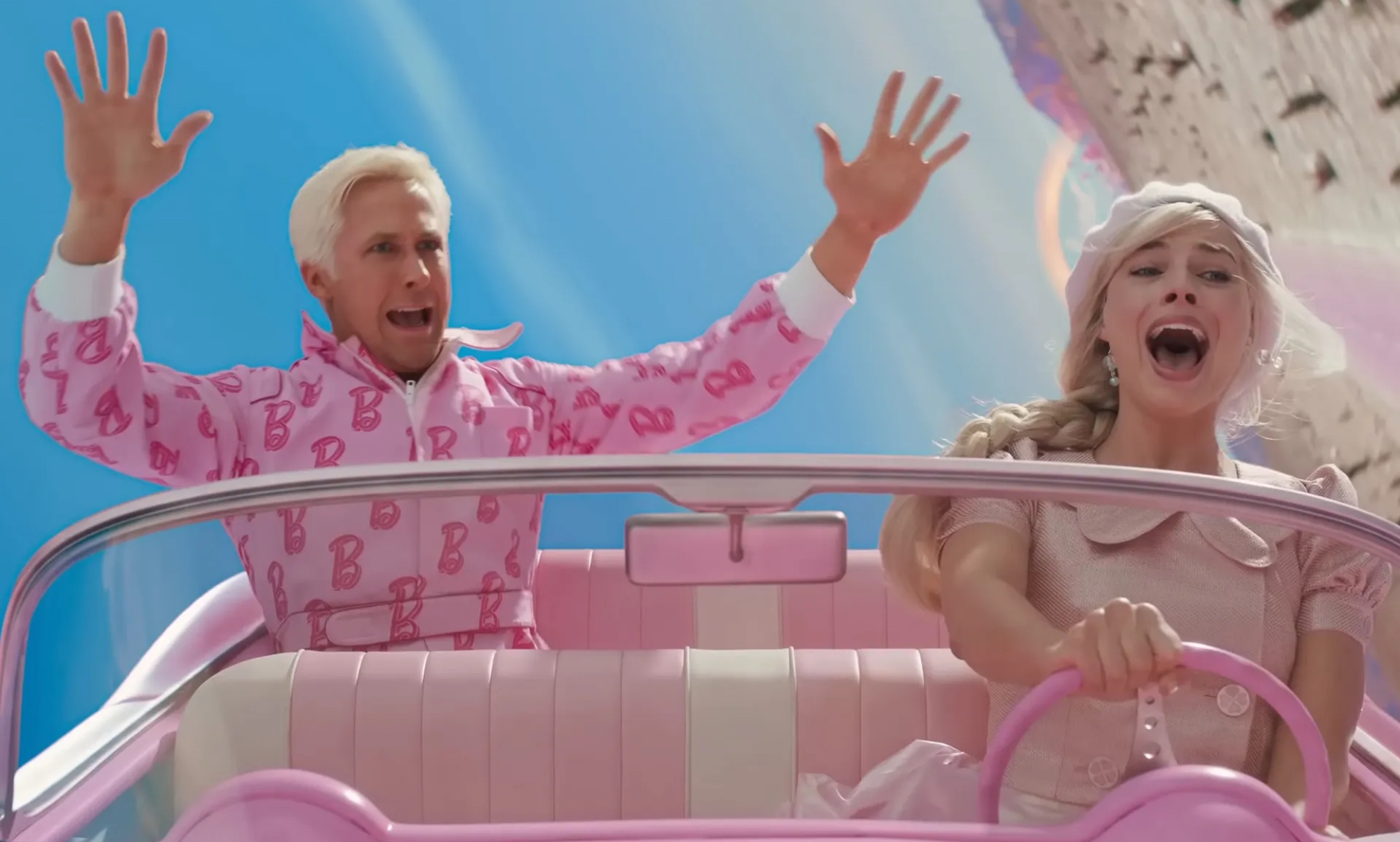 Ryan Gosling as Ken (L) and Margot Robbie as Barbie (R).