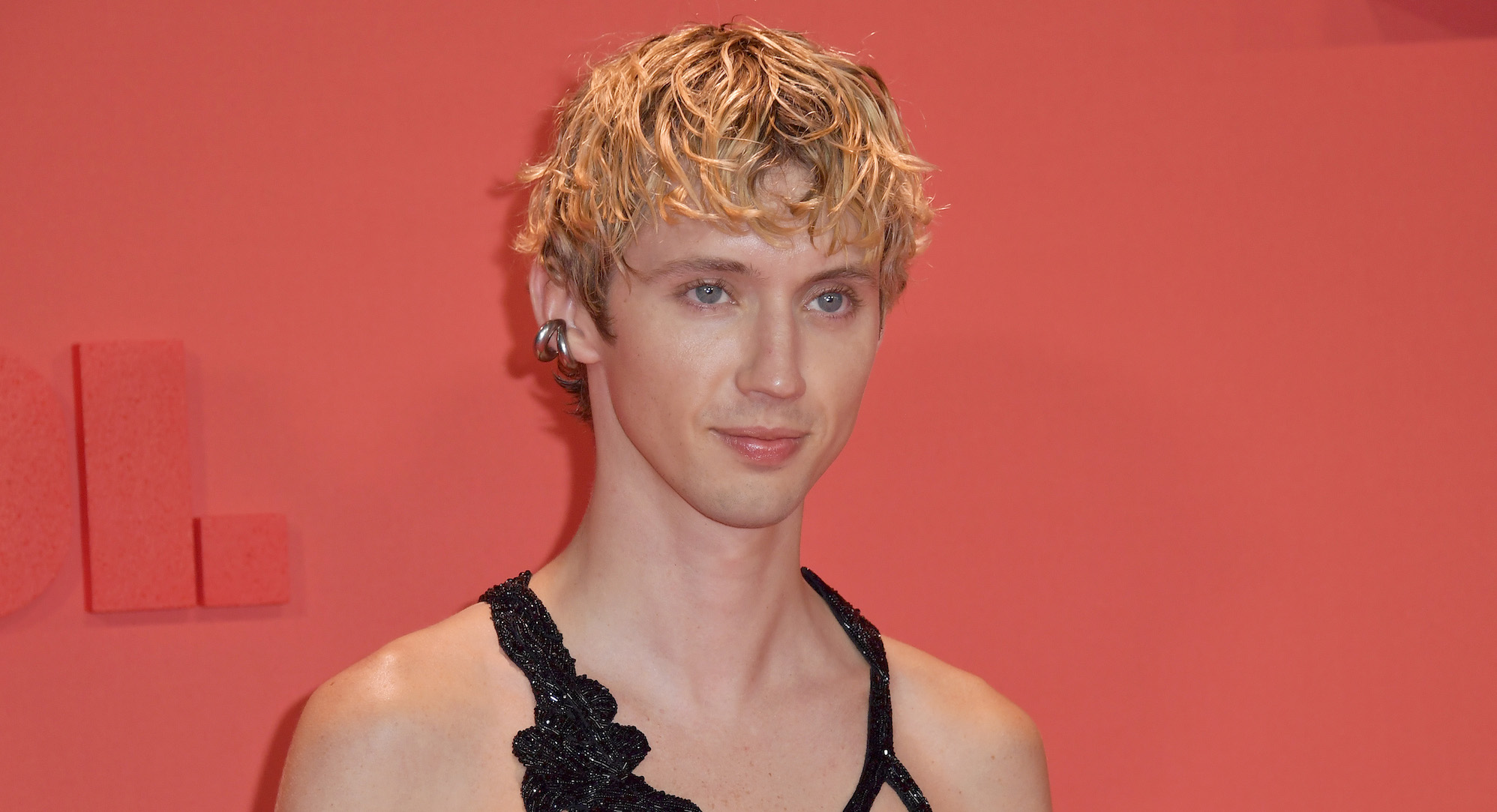 Troye Sivan jokes he's considering dating women after struggling to find a boyfriend