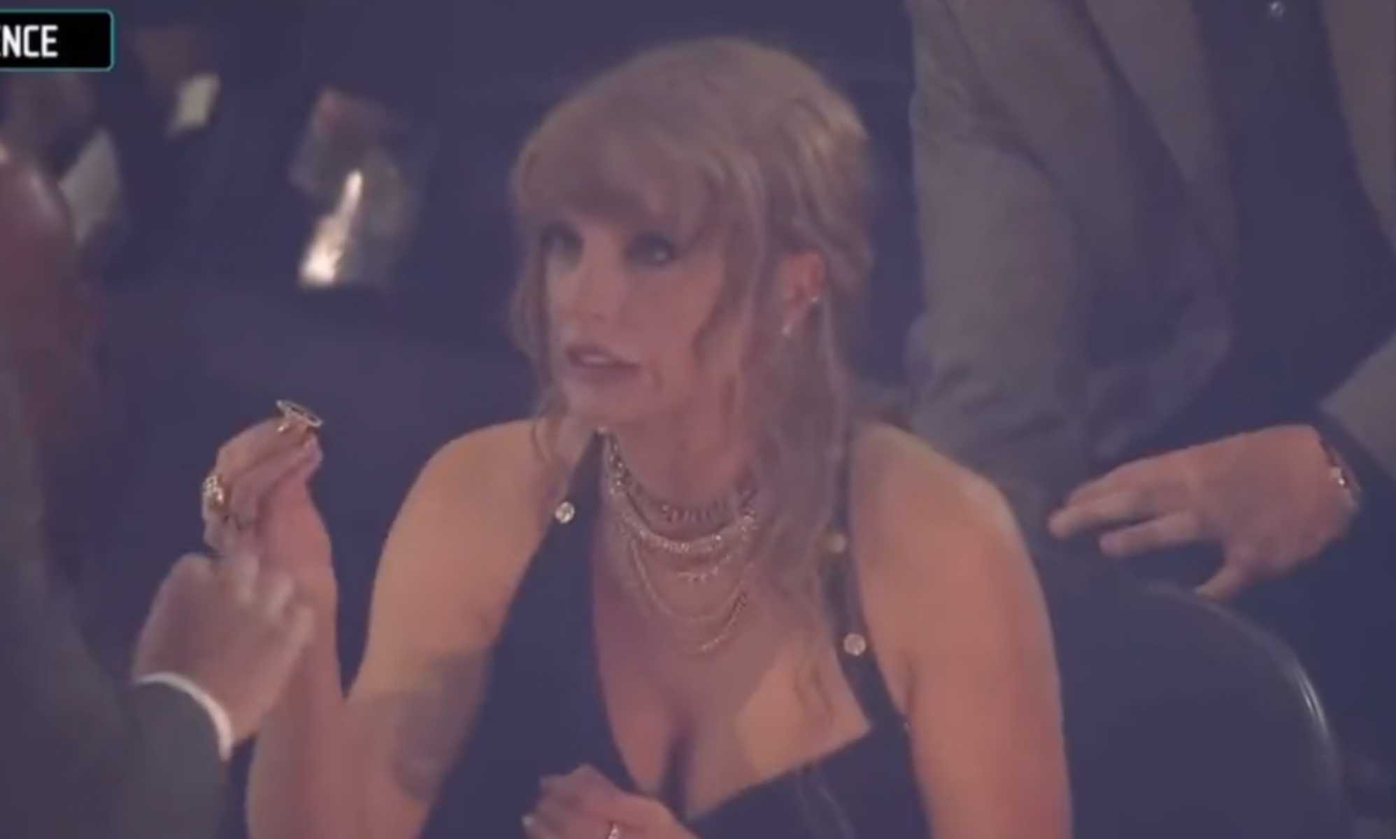 Taylor Swift seemingly breaks $12,000 ring at the VMAs