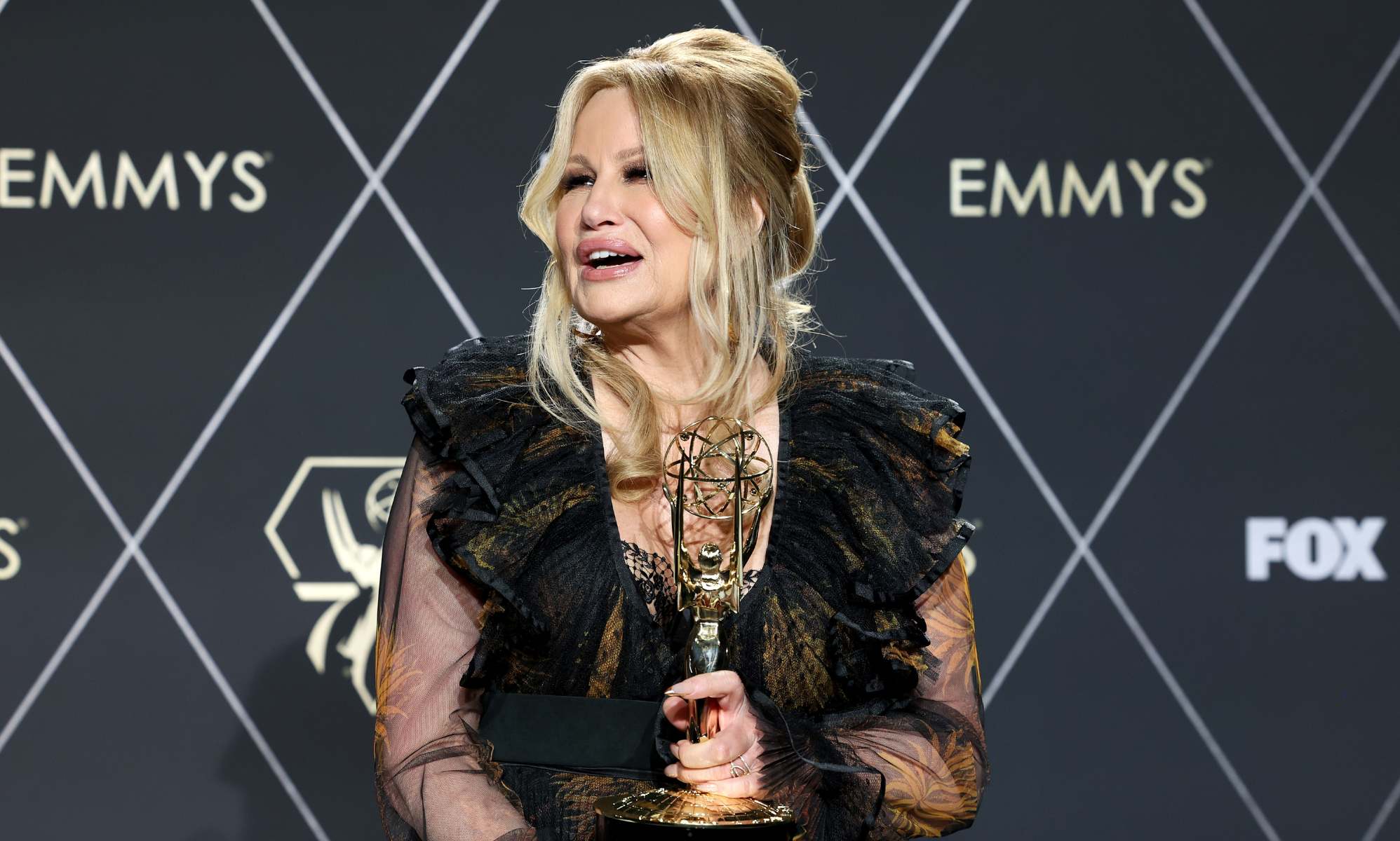 Jennifer Coolidge thanks 'all the evil gays' in Emmy acceptance speech