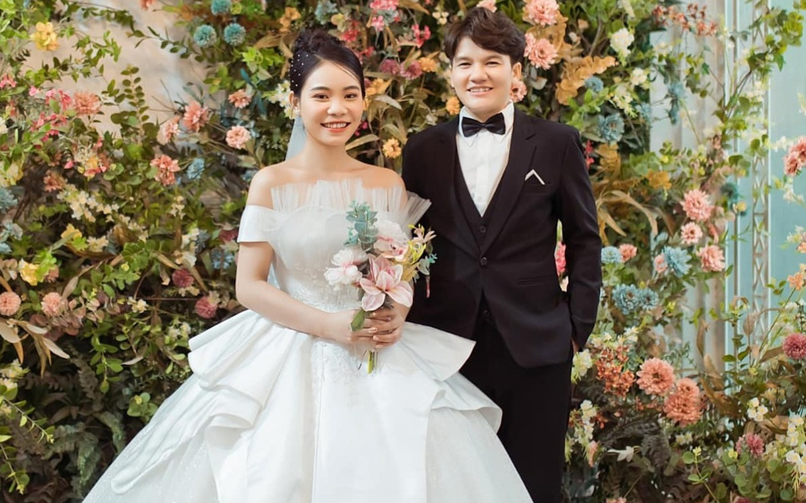 Vietnam football star marries girlfriend in LGBTQ+ sporting first 