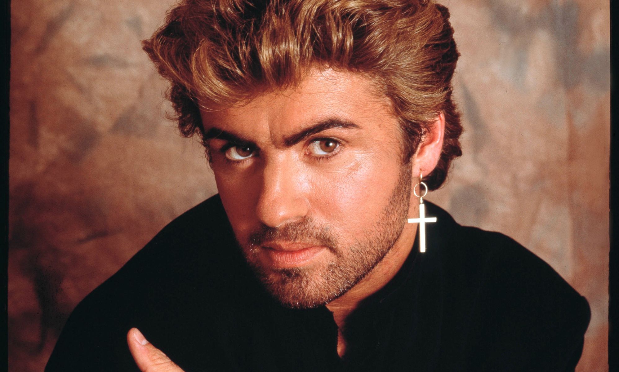 Royal Mint releases  commemorative coin in  memory of former Wham! star George Michael