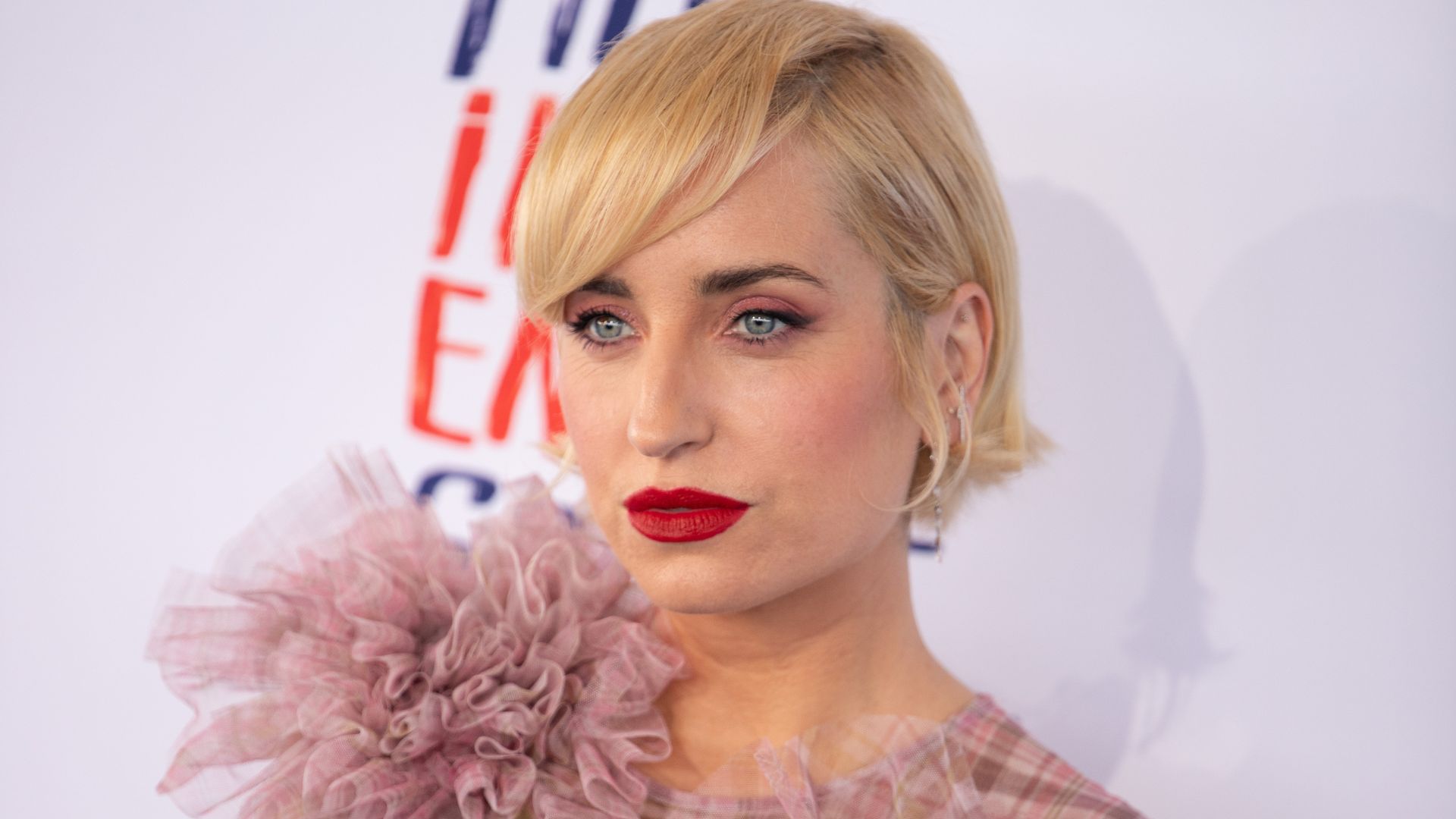 'I’m here, I’m queer': actor Zoe Lister-Jones comes out at Independent Spirit Awards