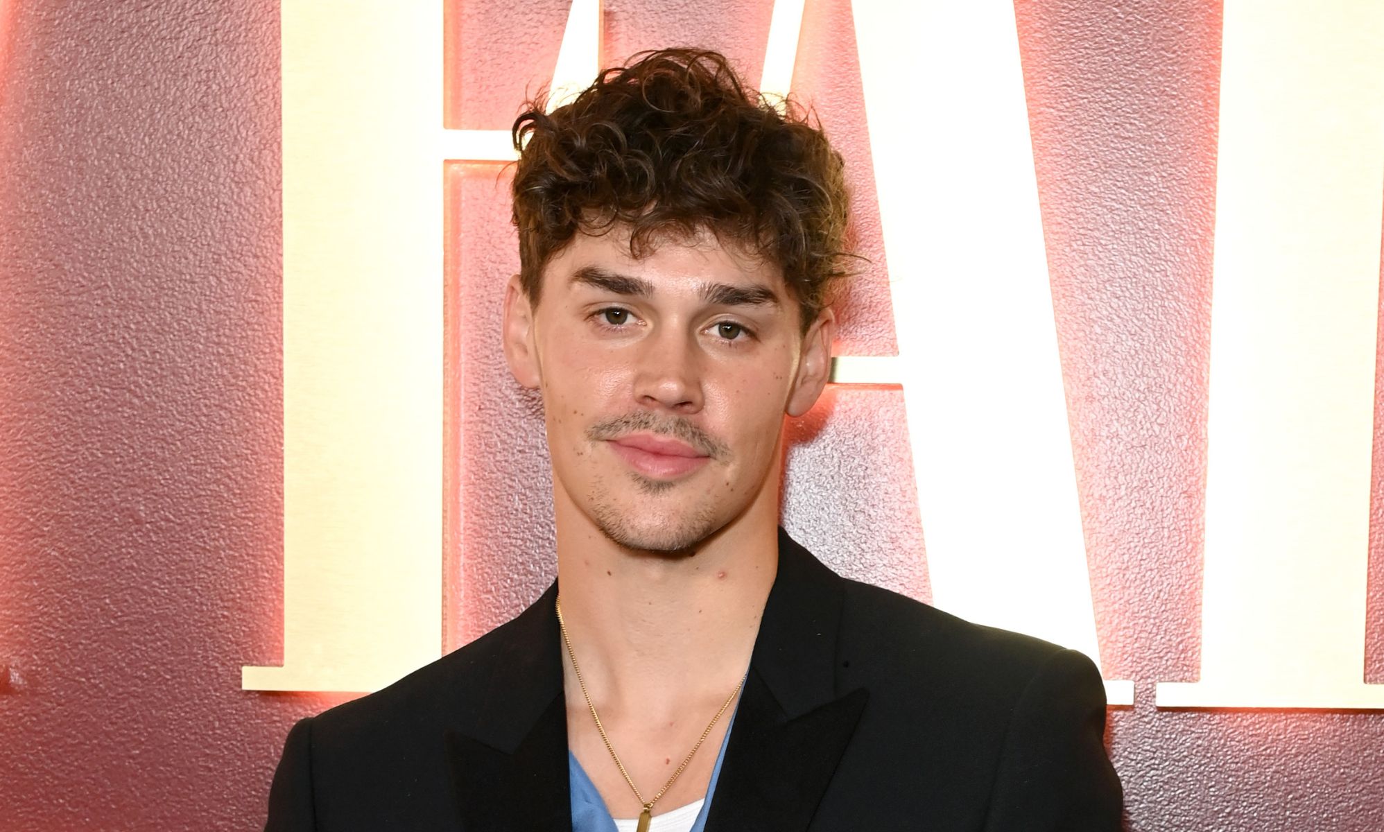 TikTok star Noah Beck shoots down 'boyfriend' rumours: 'Ya'll don't be hugging your friends?'